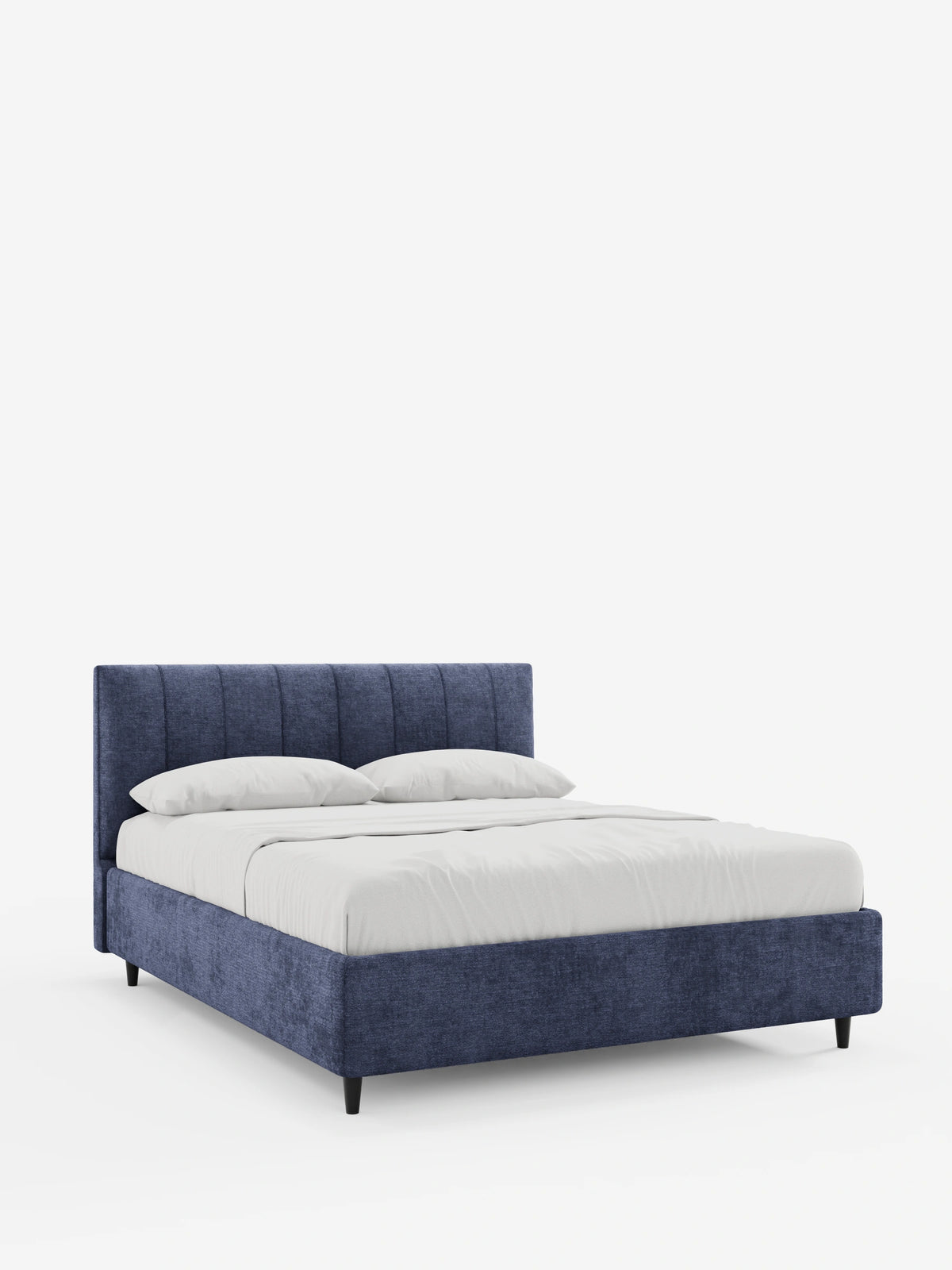 Letto imbottito ONYX con contenitore e testiera verticale in tessuto certificato Oeko-Tex® blu scuro, caratterizzato da cuciture verticali, due cuscini bianchi e piccole gambe nere su uno sfondo bianco a tinta unita.