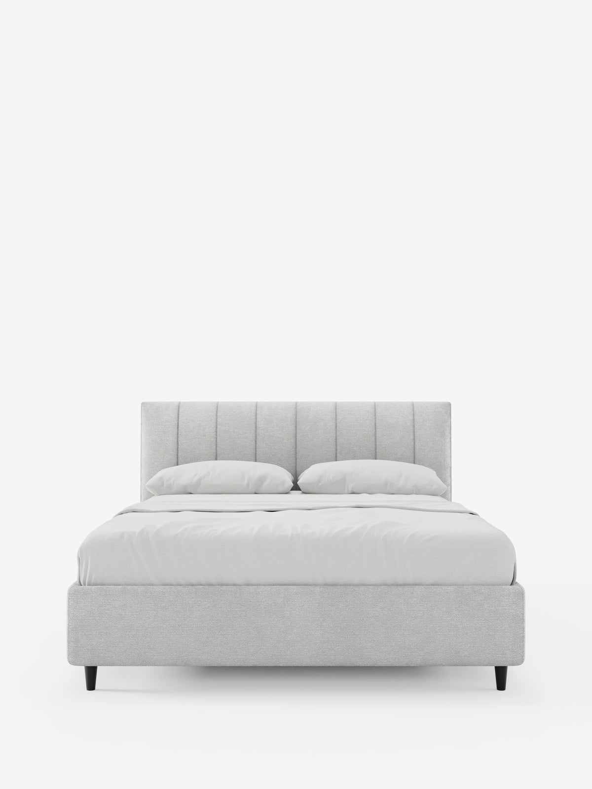 Il letto imbottito ONYX con contenitore e testiera verticale in tessuto certificato Oeko-Tex® è un moderno letto imbottito di colore grigio chiaro, caratterizzato da una testiera alta con pannelli verticali, biancheria da letto di un bianco brillante e gambe corte, scure e affusolate.
