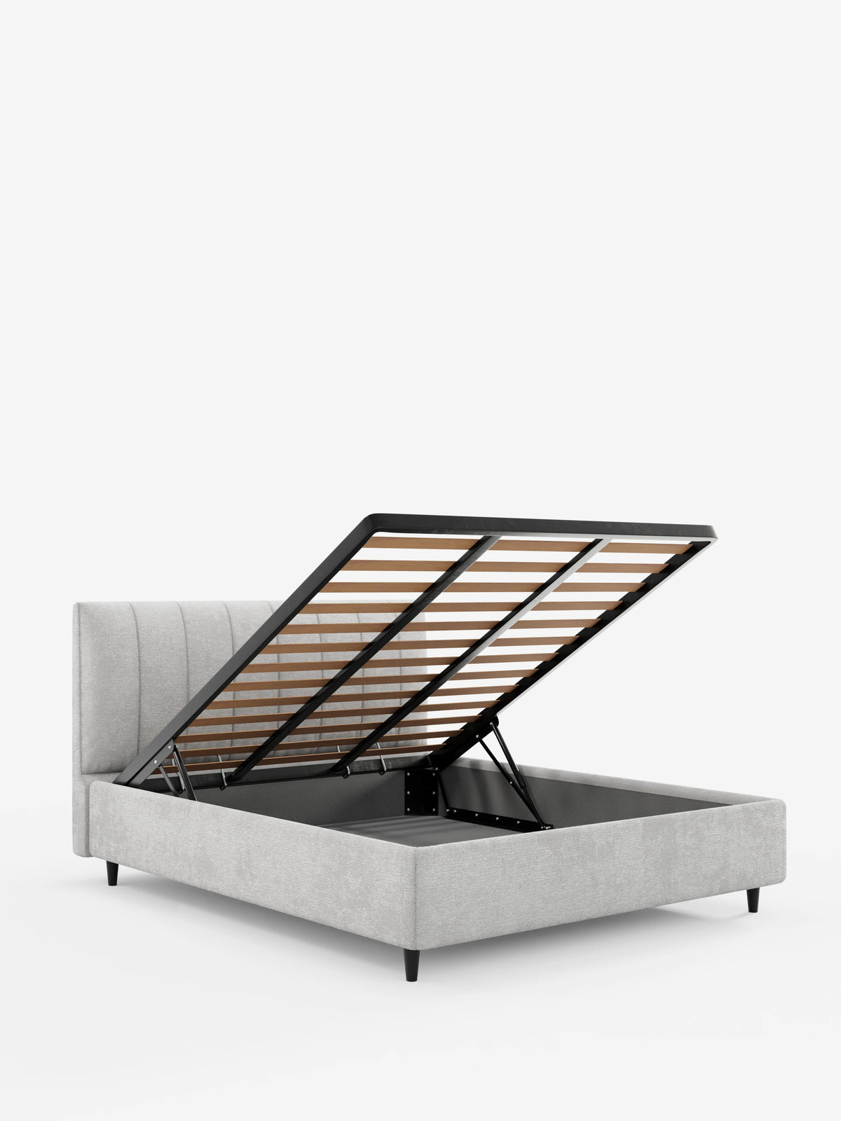 ONYX, letto imbottito con vano contenitore e testiera verticale in tessuto certificato Oeko-Tex®: un letto imbottito di colore grigio chiaro con una testiera alta a pannelli verticali e una struttura ribaltabile che rivela un vano contenitore e una rete a doghe.