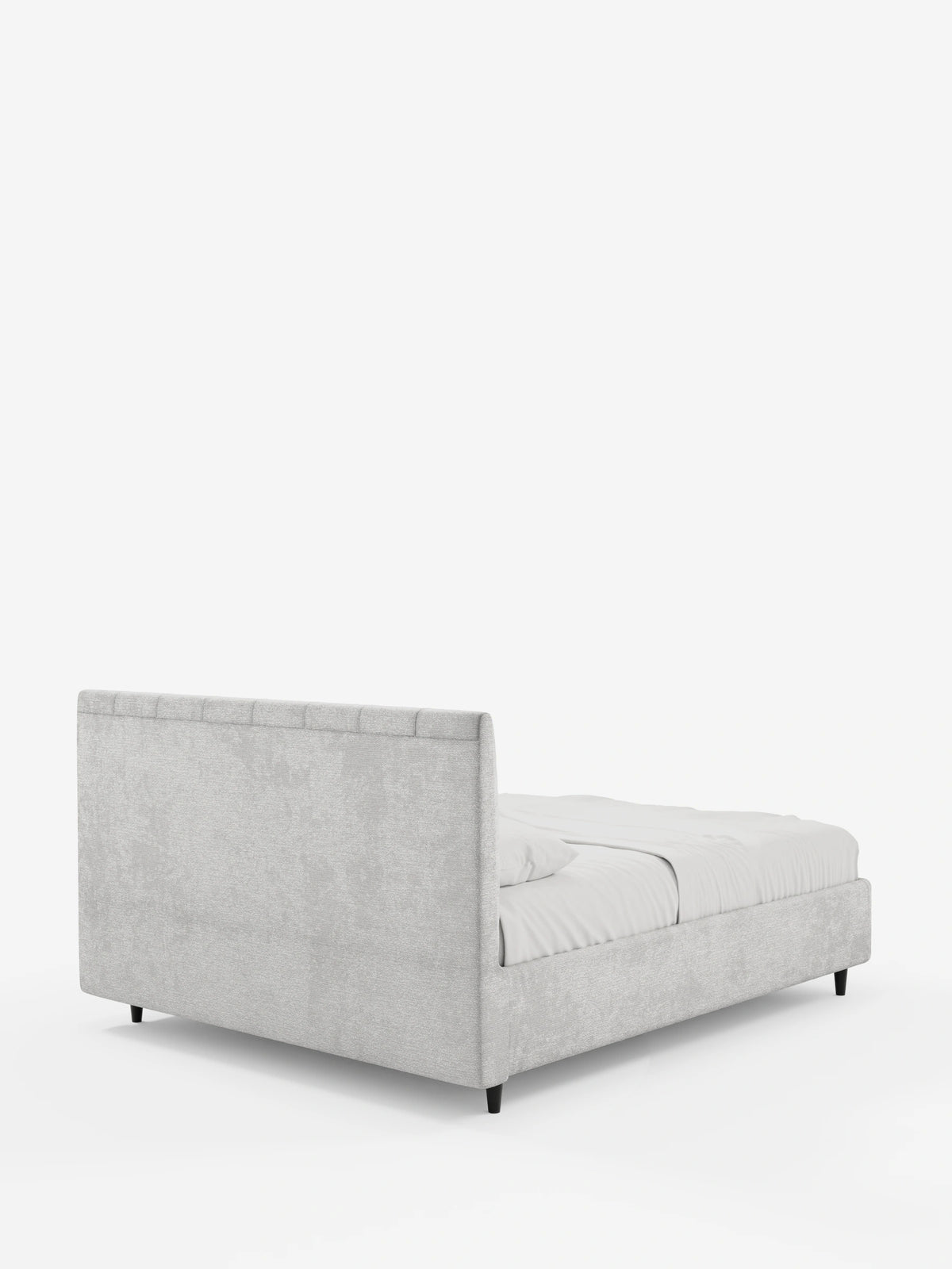 ONYX: letto imbottito con contenitore e testiera verticale in tessuto certificato Oeko-Tex®, in tessuto grigio chiaro con effetto testurizzato, caratterizzato da una testiera alta e rettangolare con cuciture verticali, poggiata su quattro gambe sottili e scure su uno sfondo bianco a tinta unita.