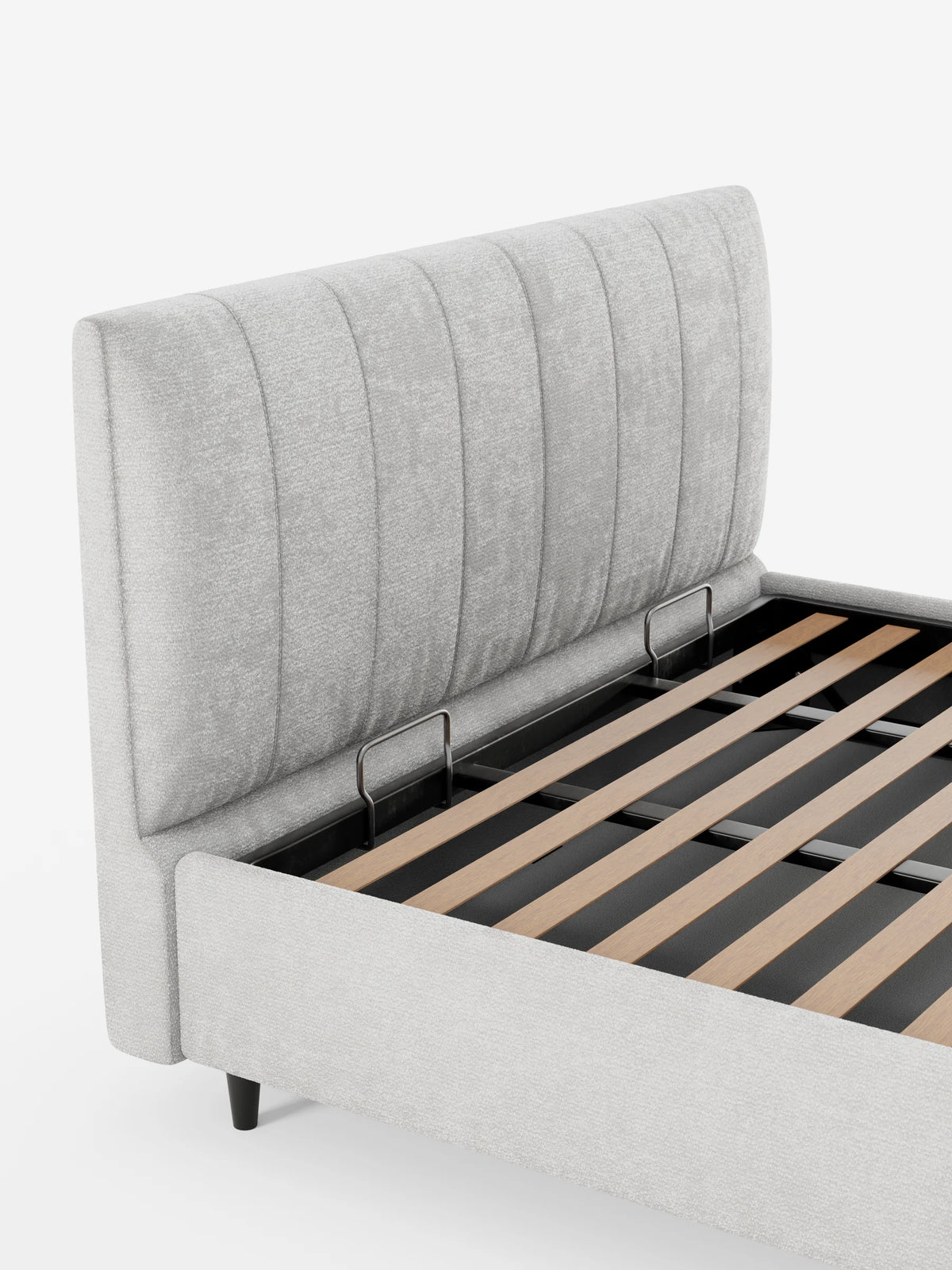 ONYX, letto imbottito con contenitore e testiera verticale in tessuto certificato Oeko-Tex®: una struttura letto imbottita di colore grigio chiaro con una testiera alta e trapuntata verticalmente, base a doghe in legno e staffe in metallo nero su sfondo bianco.