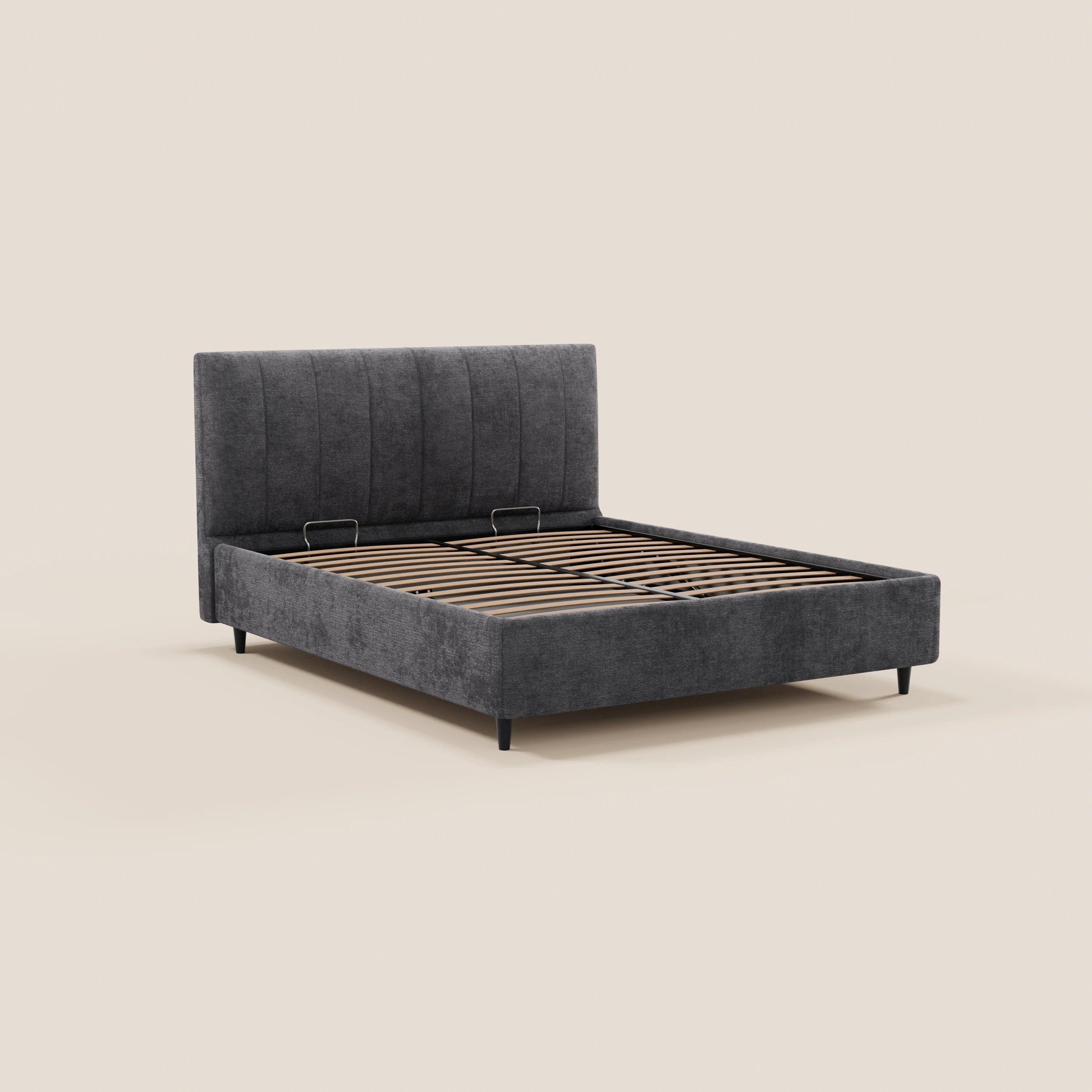 Il letto imbottito ONYX di Letti.store presenta una testiera alta in tessuto certificato Oeko-Tex® con cuciture verticali, un vano portaoggetti, doghe in legno e gambe in metallo nero. Sullo sfondo, un colore beige chiaro; materasso e biancheria da letto non inclusi.