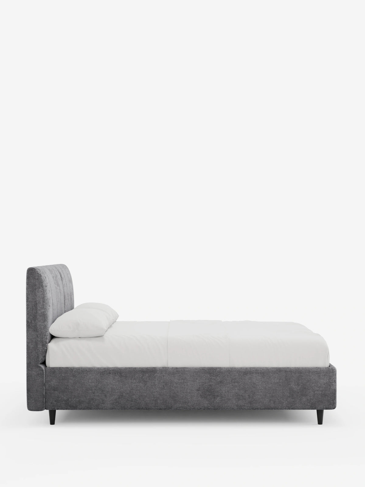 Vista laterale di un letto imbottito ONYX con contenitore e testiera verticale in tessuto certificato Oeko-Tex®: un moderno letto imbottito grigio con lenzuola bianche e gambe affusolate scure su uno sfondo bianco.