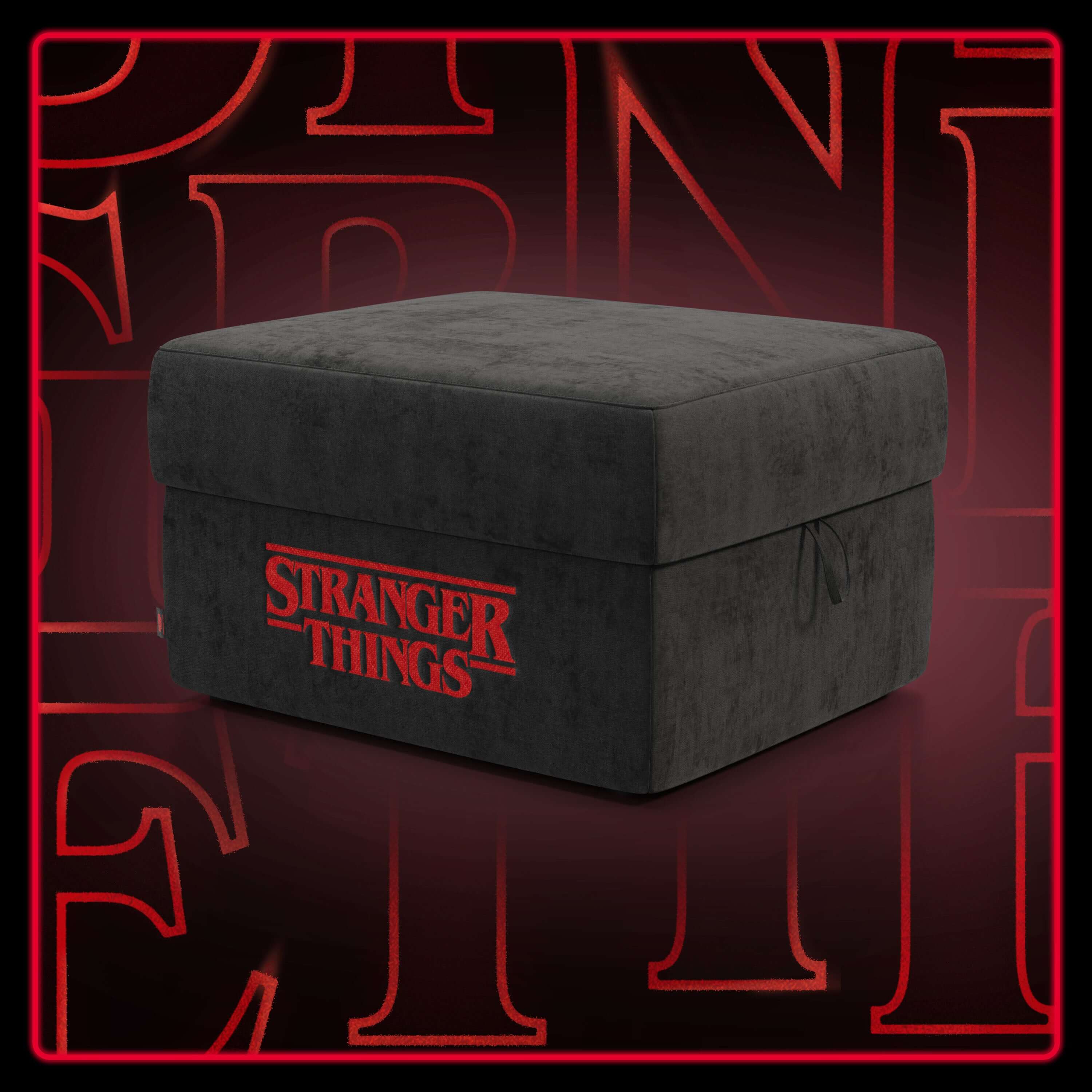 Un pouf Contenitore Stranger Things Edition di Divani.Store, di forma quadrata e di colore grigio scuro, è posto al centro di un fondale nero con un testo rosso, un bordo rosso brillante e un'ombra che mette in risalto questo pouf netflix antracite special edition.
