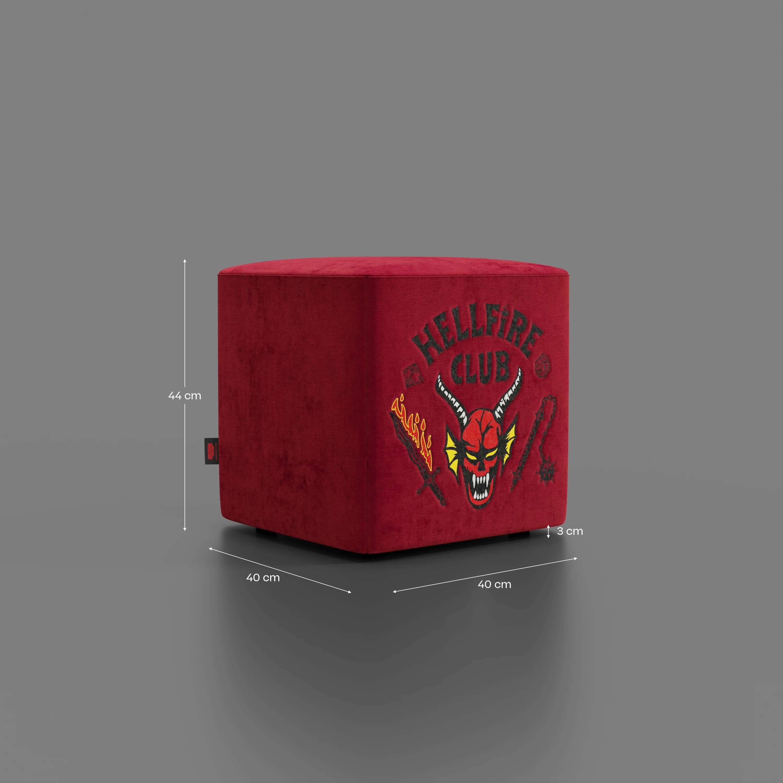 Il pouf Cube Hellfire club Stranger Things Edition di Divani.Store, in velluto rosso (44x40x40 cm), è caratterizzato da un'audace grafica "Hellfire Club", perfetta per i fan e i collezionisti. Presenta uno sfondo grigio semplice.