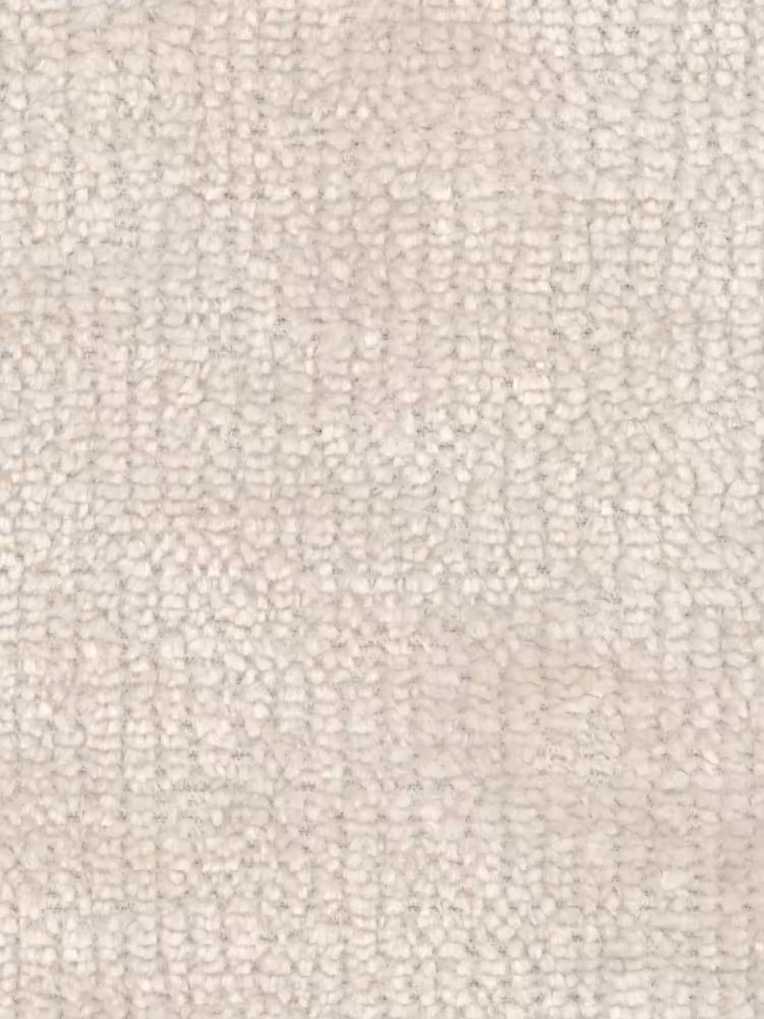 Un primo piano della trama a riccioli color beige chiaro del tappeto si abbina perfettamente alla sedia Etra in legno massello scuro, imbottita in ciniglia beige con braccioli, di Divani.Store, valorizzando qualsiasi ambiente moderno ed elegante.