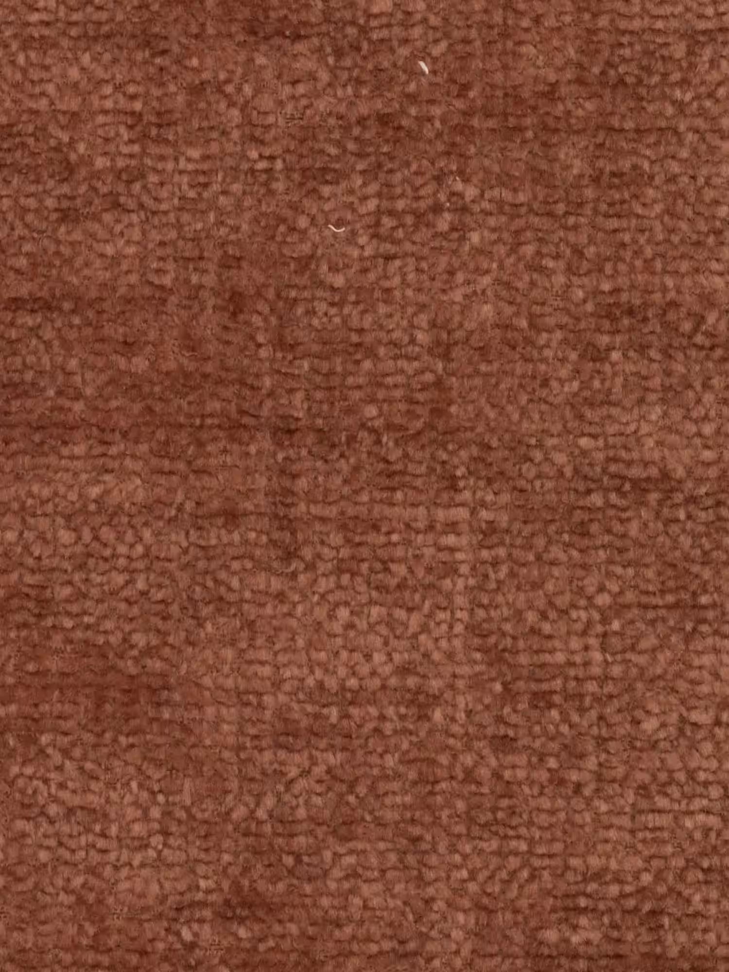 Vista dettagliata della sedia imbottita Luce di Divani.Store, caratterizzata da un tessuto marrone a trama rigata e dall’aspetto morbido e moderno. Lo schienale curvo e la struttura in metallo bianco ne esaltano il design contemporaneo.