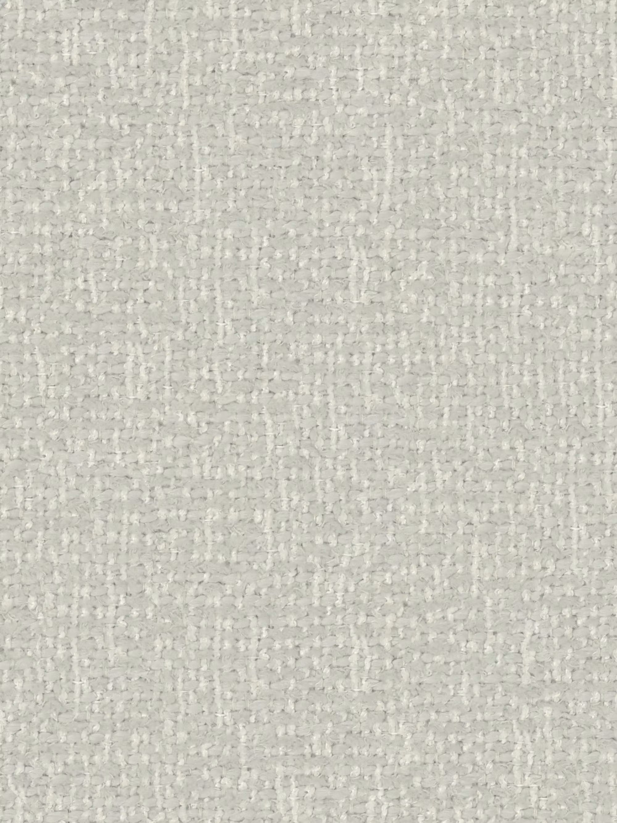 Un primo piano del tessuto in misto cotone grigio chiaro con un delicato motivo a griglia sulla sedia Antea con braccioli in faggio di Divani.Store; i fili intrecciati a trama fitta creano una finitura morbida e opaca, per un look raffinato e neutro.