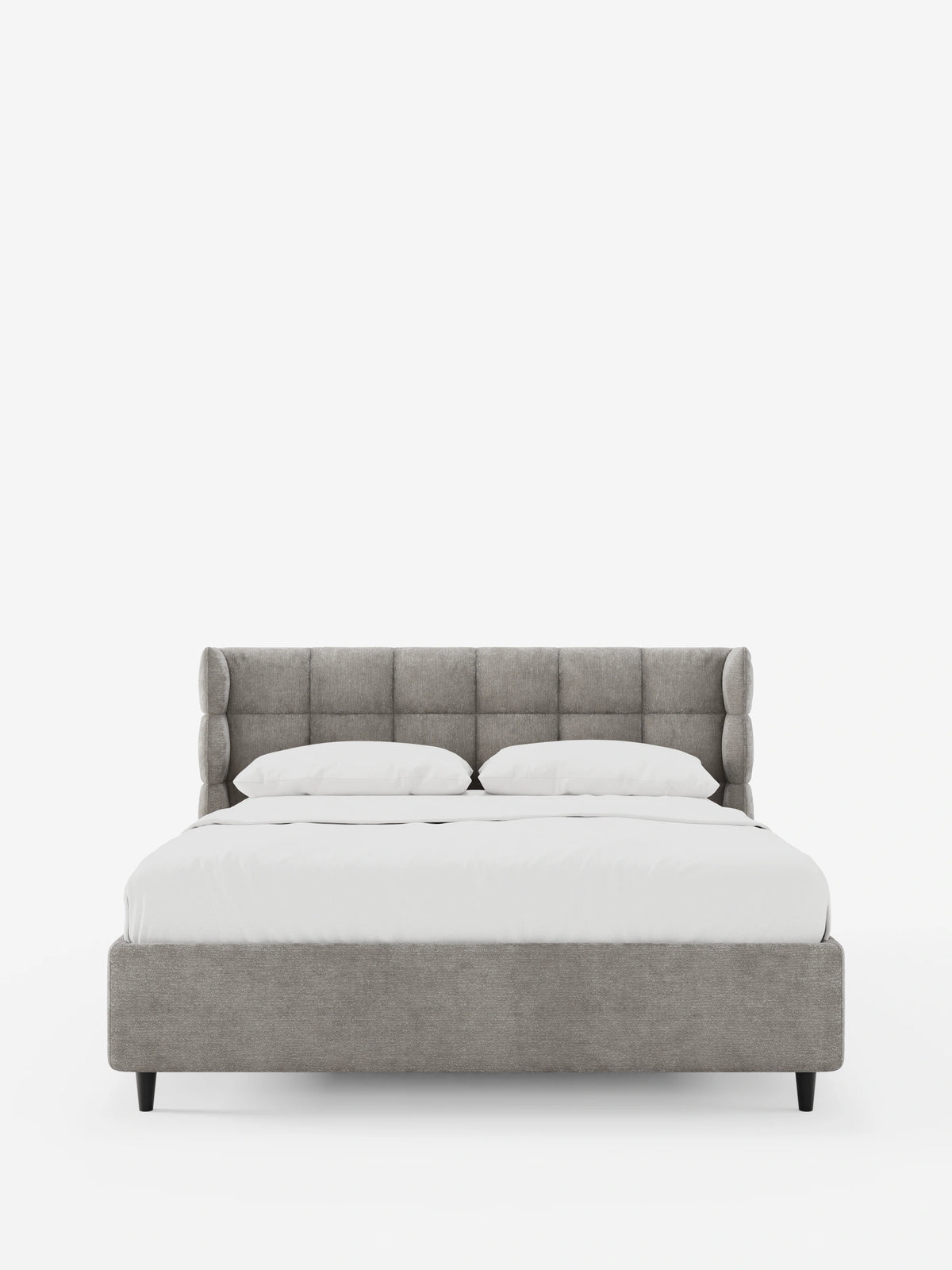 Un letto imbottito RAGNAR grigio con contenitore e testiera capitonné avvolgente, caratterizzata da ali curve e avvolgenti, rivestito con biancheria da letto candida su quattro piedi slanciati e scuri, su uno sfondo bianco.
