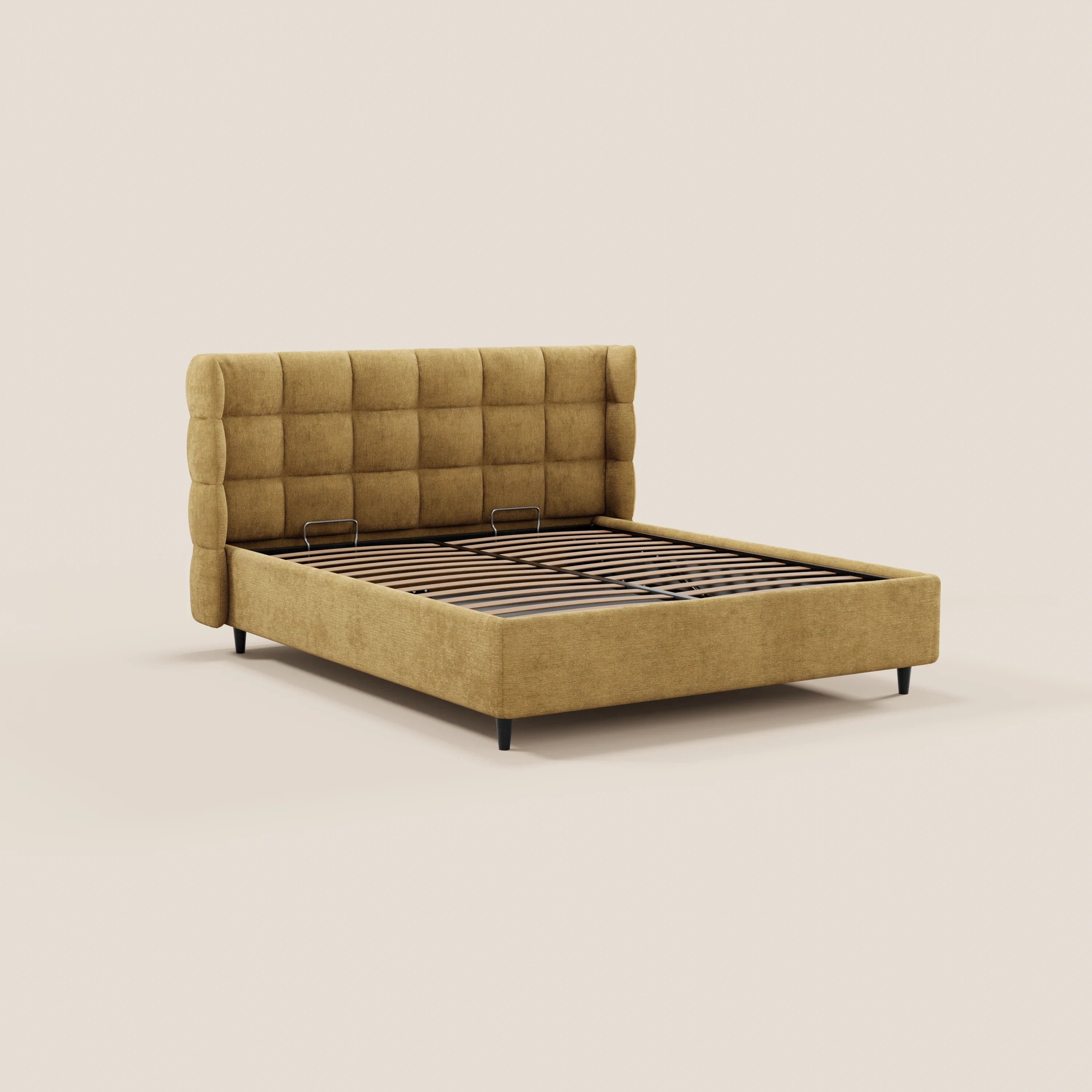 Il letto imbottito RAGNAR di Letti.store è caratterizzato da un tessuto giallo senape certificato Oeko-Tex®, da una spaziosa base contenitore e da una testiera capitonné avvolgente. Le doghe in legno e le gambe nere ne completano il look moderno su uno sfondo beige neutro.