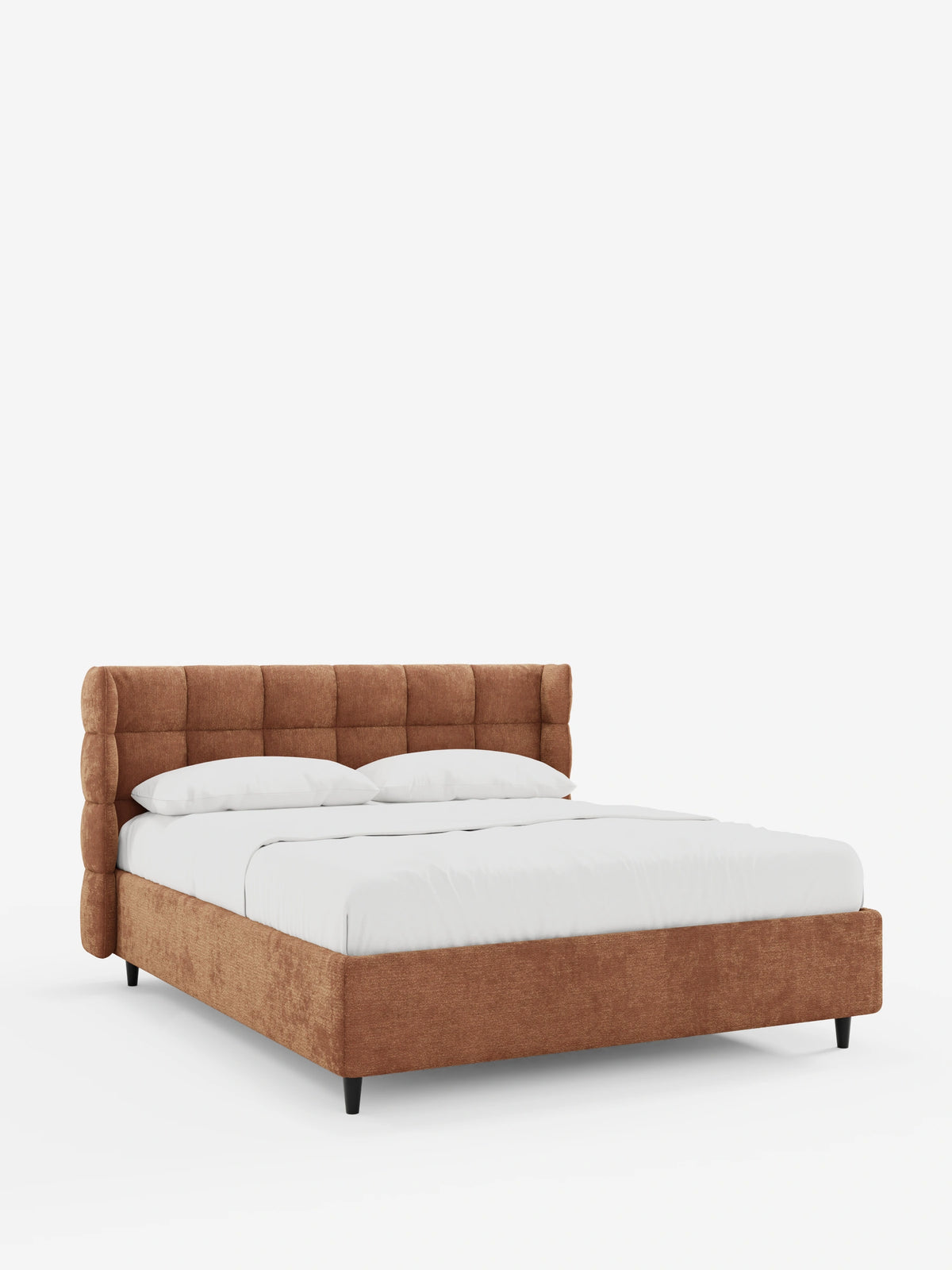 Il letto imbottito RAGNAR con contenitore e testiera capitonné avvolgente è un letto color ruggine con una testiera alta, avvolgente e trapuntata verticalmente, biancheria da letto bianca e piccole gambe affusolate scure su sfondo bianco.