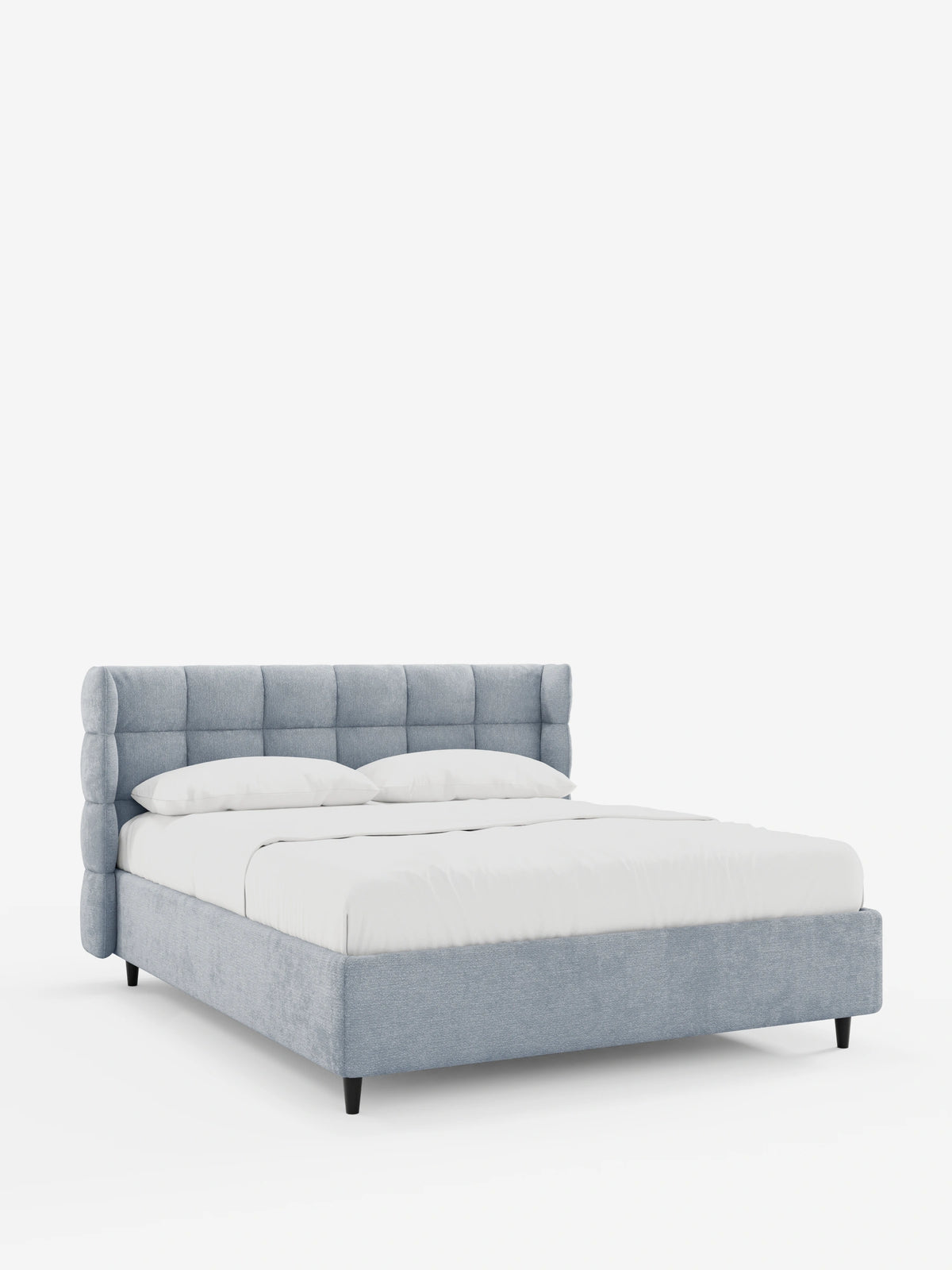 Il letto imbottito RAGNAR, di colore azzurro, con contenitore e testiera capitonné avvolgente, presenta una testiera alta e trapuntata con i lati ricurvi, rivestita in lino bianco, su gambe basse, scure e affusolate, su uno sfondo bianco a tinta unita.