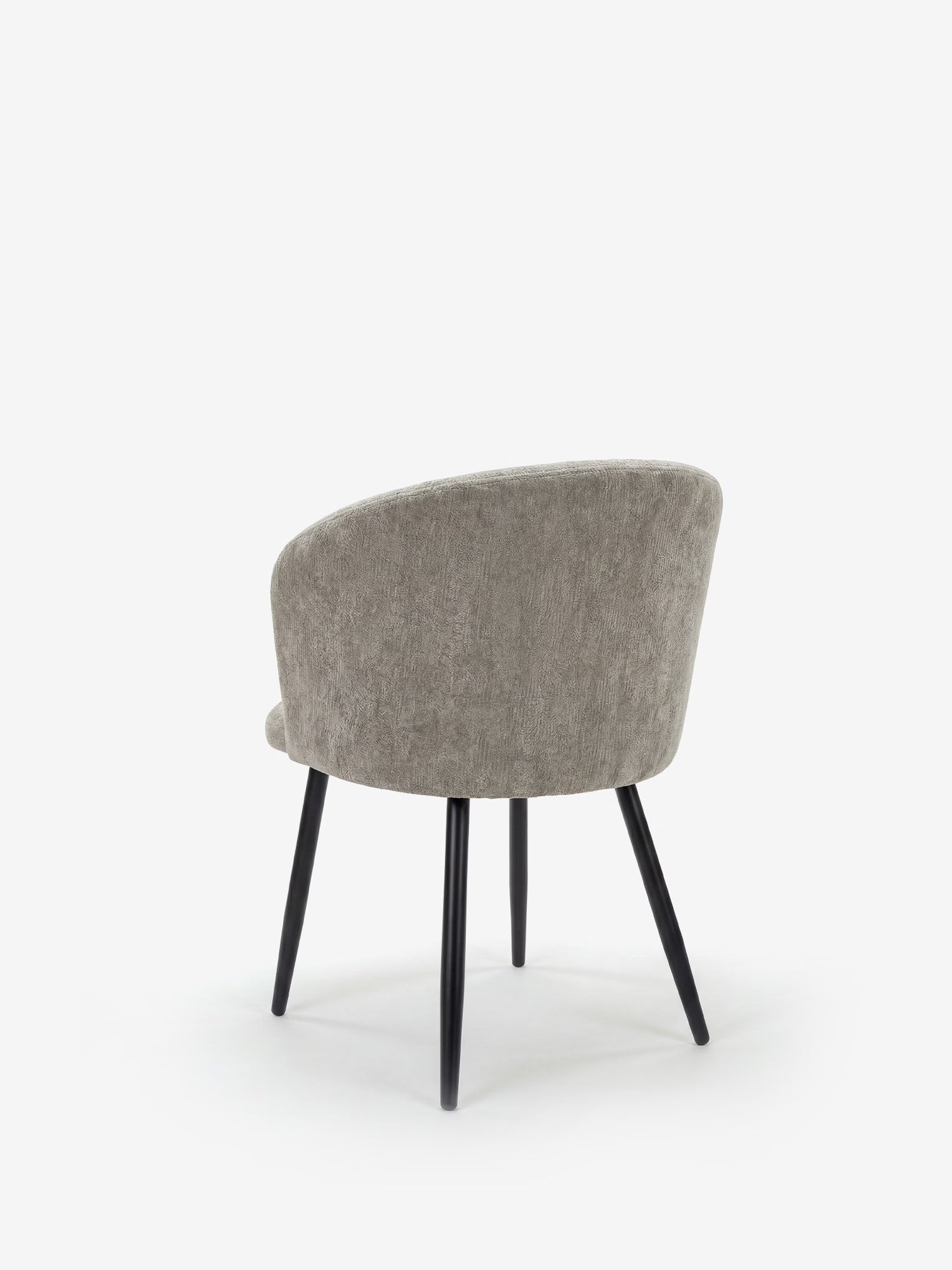 La Rovo Sedia con braccioli di Divani.Store è una sedia moderna imbottita in ciniglia grigio chiaro con schienale curvo e gambe sottili in metallo nero, vista retro-laterale su sfondo bianco.
