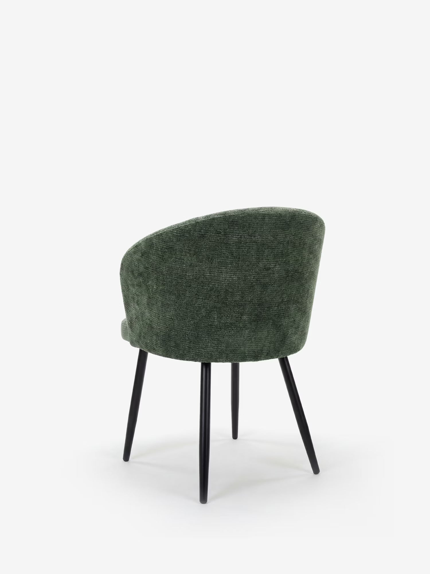 La sedia imbottita con braccioli "La Rovo" di Divani.Store presenta uno schienale curvo in ciniglia e gambe in metallo nero, vista laterale su sfondo bianco: ideale per dare un tocco di design contemporaneo a qualsiasi ambiente.