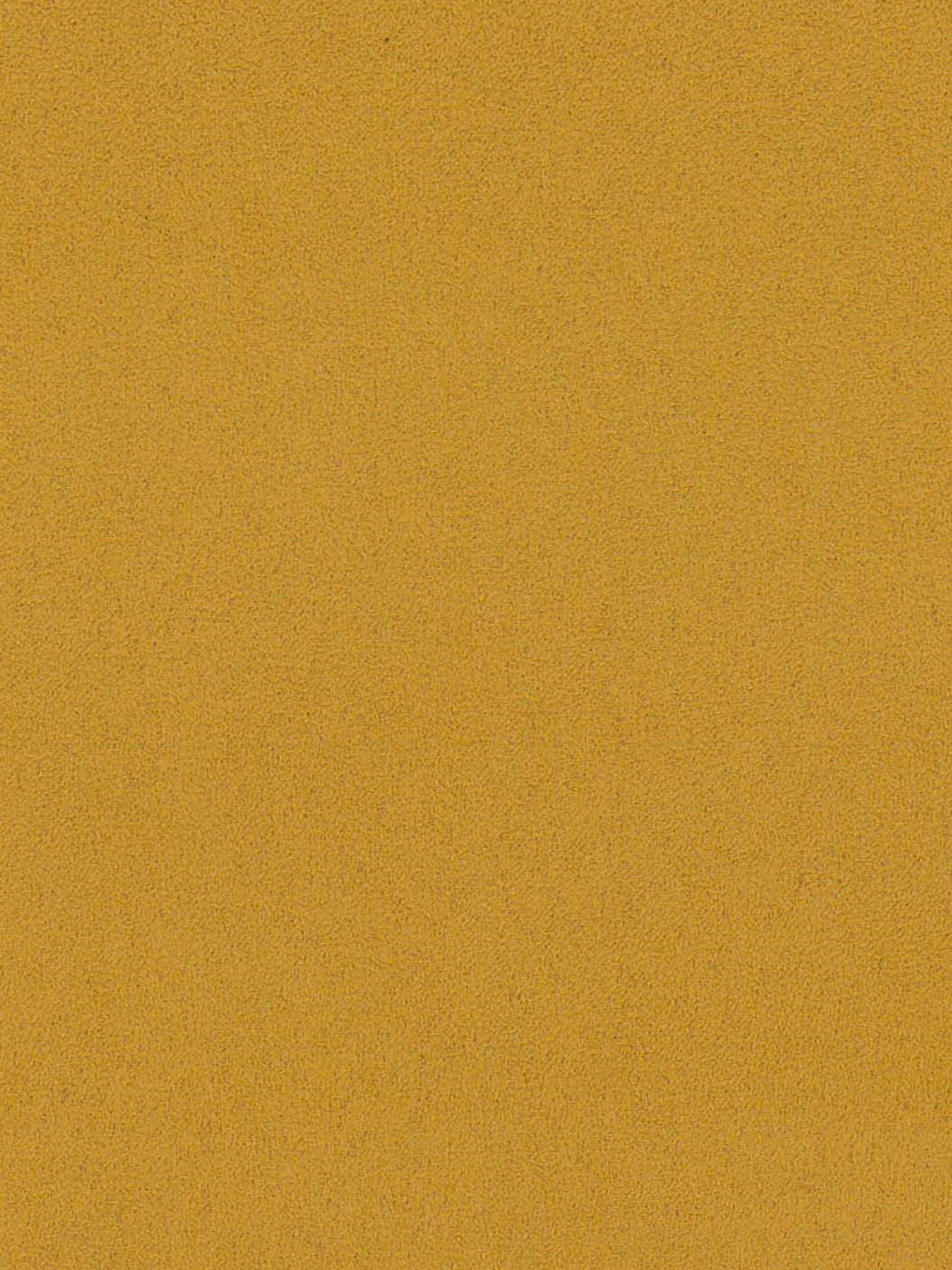 Un primo piano di una superficie gialla senape con texture, probabilmente il rivestimento in microfibra tecnica smacchiabile T11 del divano angolare con penisola e schienali traslanti “Eclipse” di Divani.Store. Il tessuto appare morbido e opaco, con un colore caldo e uniforme che richiama il comfort accogliente e l’eleganza contemporanea offerti dagli schienali regolabili di questo divano componibile.