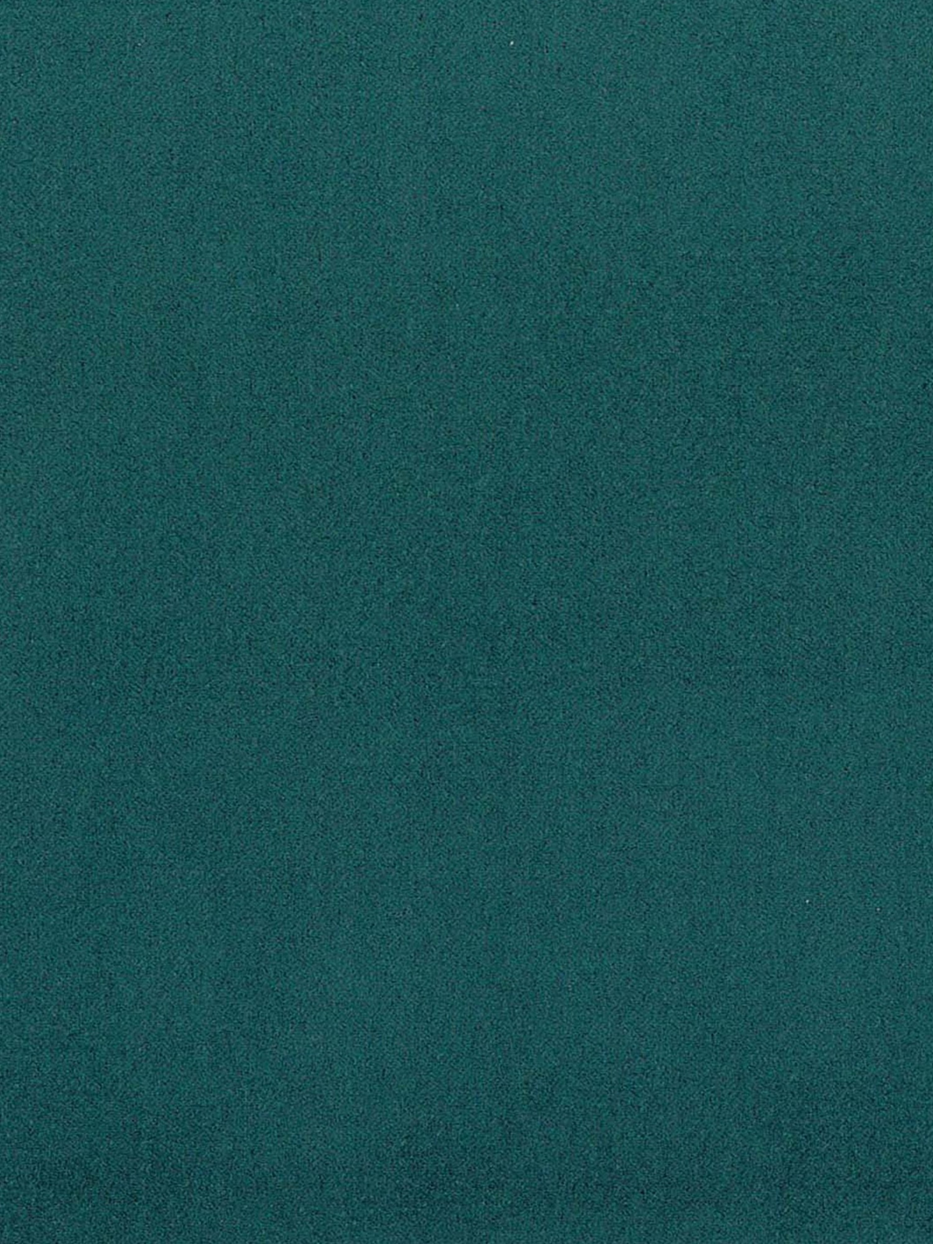 Una superficie liscia e uniforme color verde acqua, dalla consistenza morbida e vellutata, caratterizza il divano Eclipse Divano dal design moderno a 2 e 3 posti con schienali traslanti di Divani.Store. L’elegante rivestimento in microfibra T11, resistente alle macchie, conferisce un aspetto impeccabile, privo di motivi o variazioni cromatiche, rispecchiando le linee slanciate e contemporanee e i piedini alti di questo raffinato divano.