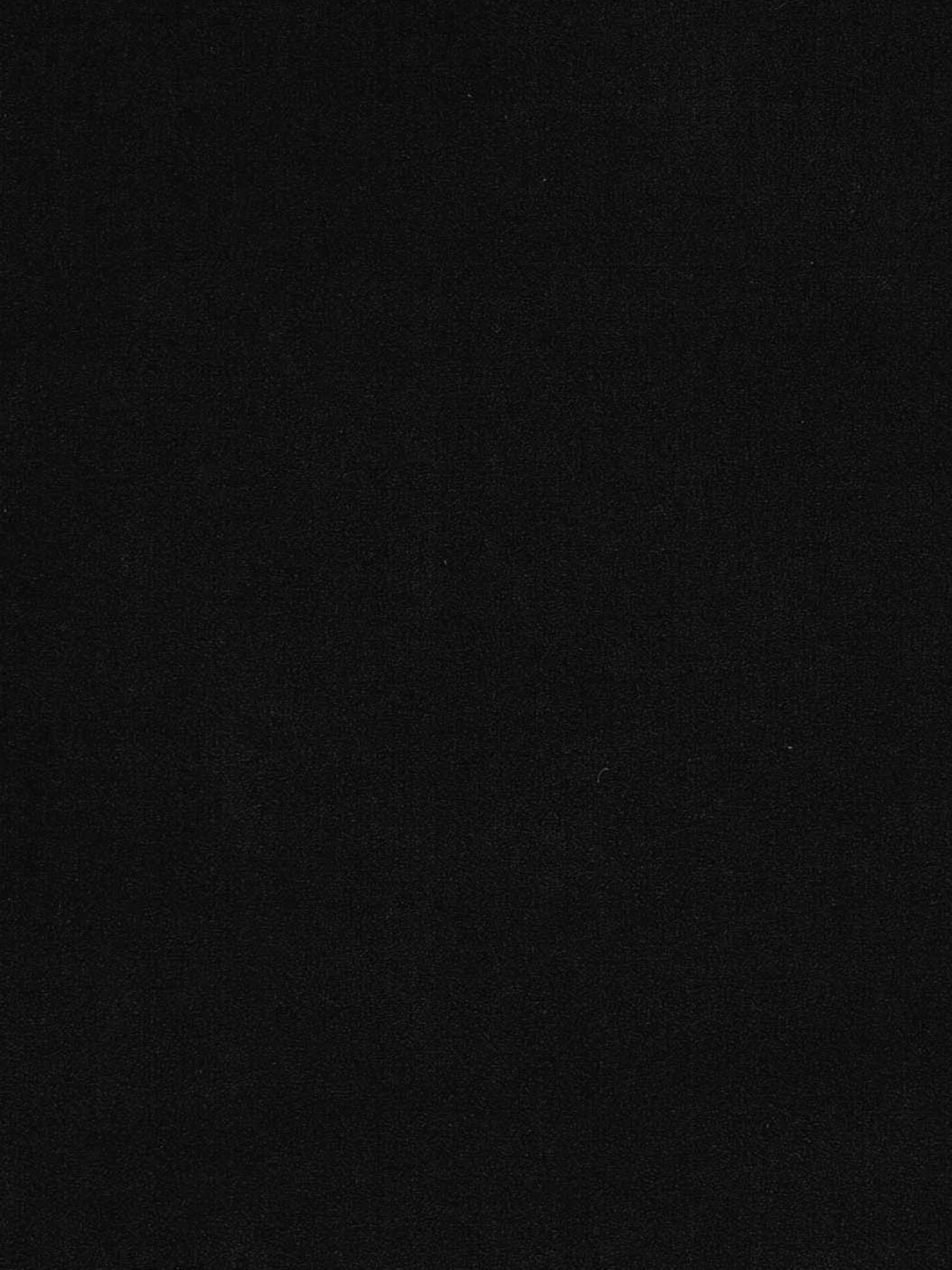 Un’immagine completamente nera, priva di forme, oggetti o caratteristiche distintive visibili; l’intero fotogramma è uniformemente scuro e ricorda l’elegante profilo dell’Eclipse Divano, dal design moderno, a 2 e 3 posti con schienali traslanti, di Divani.Store — con le sue gambe alte e la microfibra T11 resistente alle macchie, perfettamente integrata in una silhouette raffinata e contemporanea.