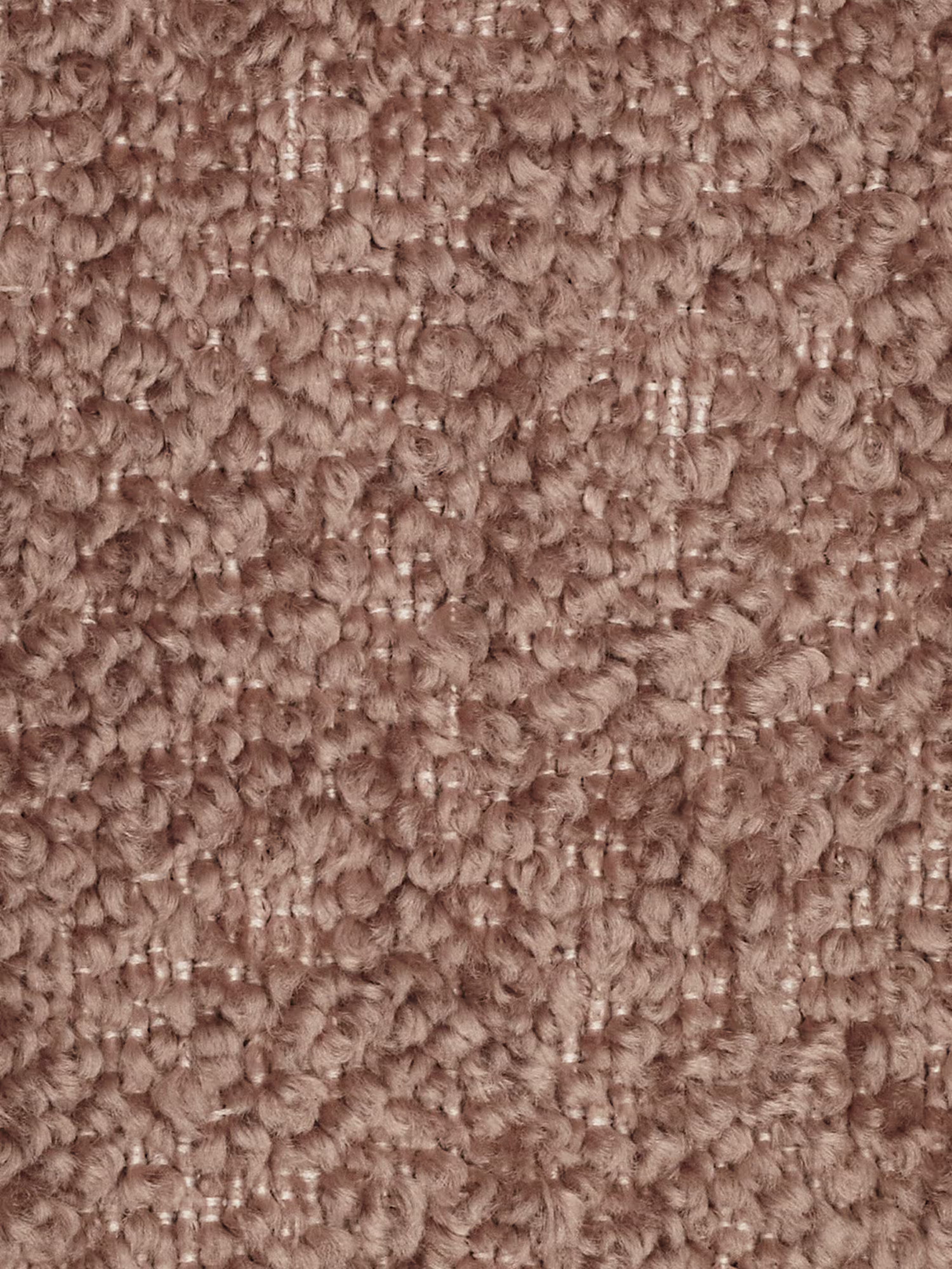 Primo piano del divano angolare componibile e modulare Mosaic di Divani.Store, caratterizzato da un tessuto bouclé testurizzato in una tonalità di marrone-rossastro. Le fibre a riccioli stretti richiamano il rivestimento bouclé, creando una superficie soffice e uniforme con spessori variabili per un aspetto morbido e accogliente. Sottili giochi di luci e ombre accentuano il fitto motivo capitonné e mettono in risalto la resistente trama del tessuto smacchiabile T21.