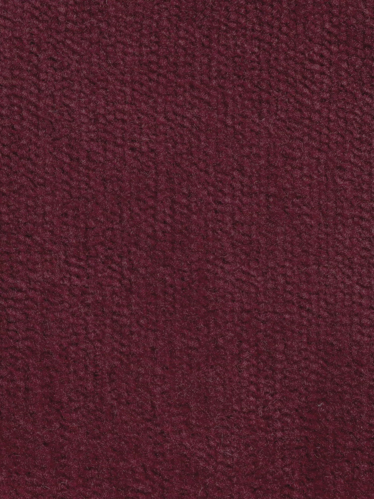 Un primo piano del tessuto testurizzato color bordeaux del divano Monarch Divano con Relax Elettrico per l'allungamento delle sedute e poggiatesta reclinabile in tessuto morbido smacchiabile T31 di Divani.Store. Il tessuto presenta una superficie morbida e soffice con sottili linee orizzontali e verticali che richiamano un motivo intrecciato o a maglia, conferendogli un aspetto accogliente e leggermente lussuoso.
