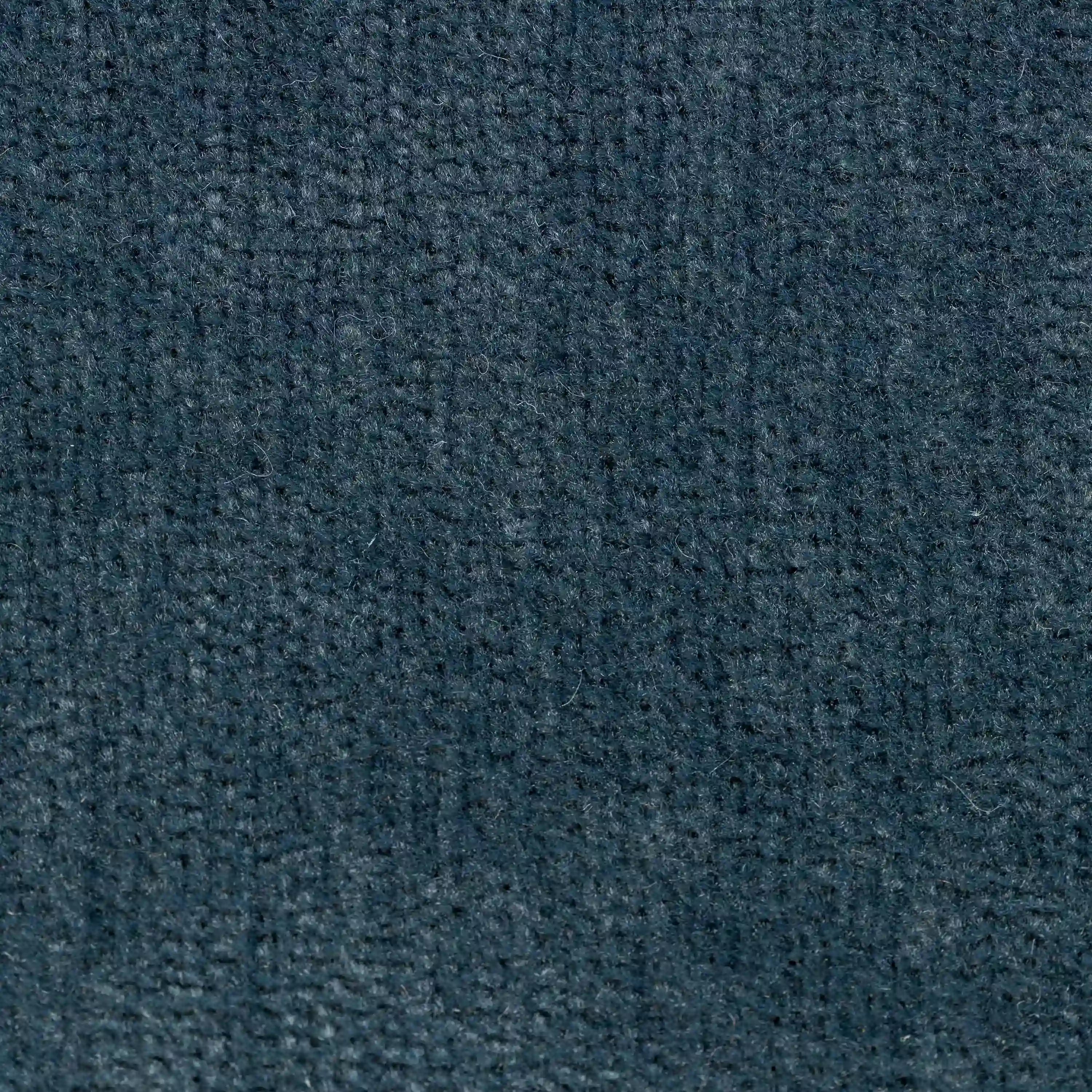 Primo piano del cuscino Bolero di Divani.Store in grigio scuro: realizzato in morbido tessuto T31 antimacchia, impermeabile e non restringente, con una sottile trama a griglia e un colore uniforme con leggere variazioni di tonalità.