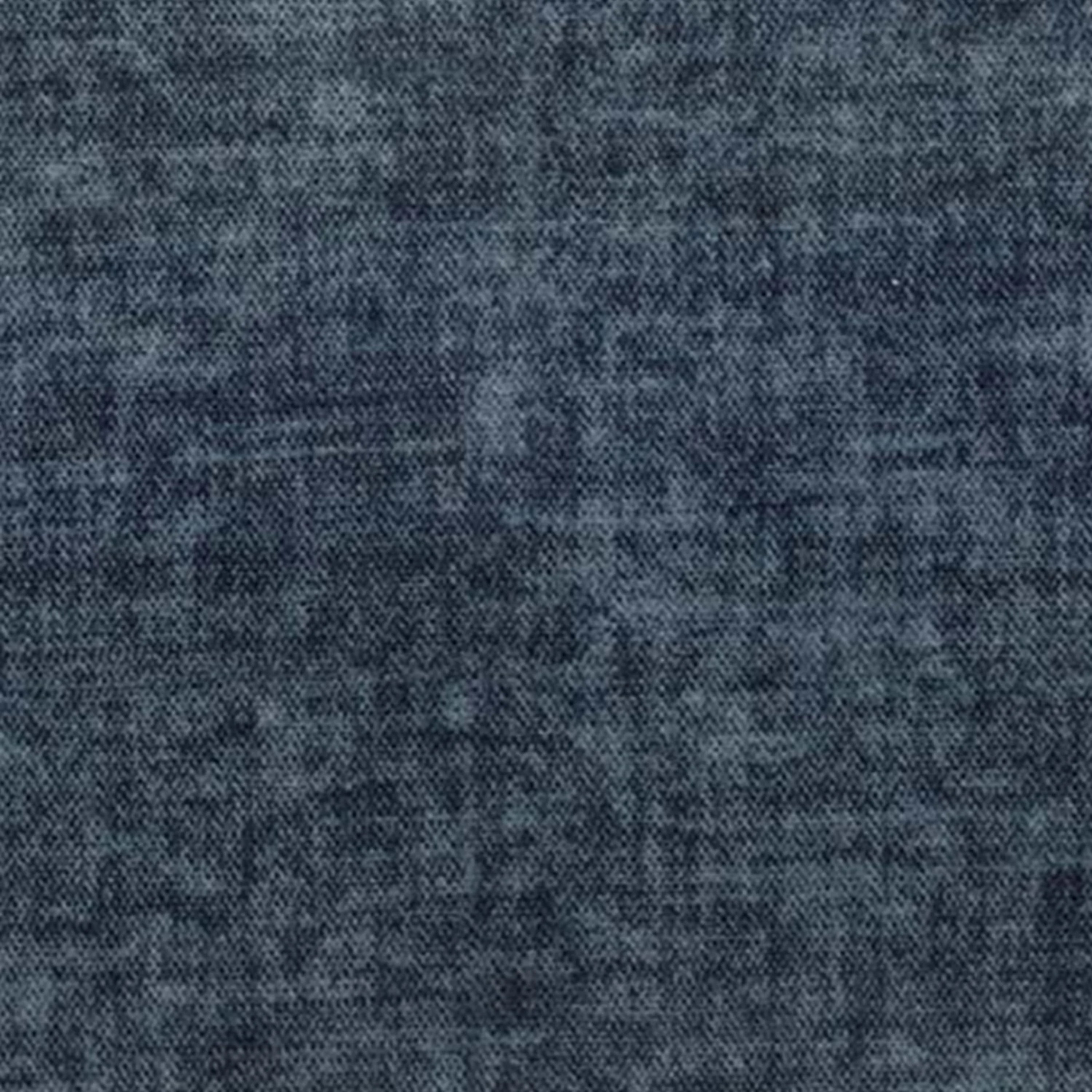 Primo piano del cuscino Sofia di Divani.Store, disponibile in vari colori e realizzato in morbido velluto nuvolato antimacchia e impermeabile (Easy Clean T35), che offre una texture felpata con eleganti variazioni di colore.