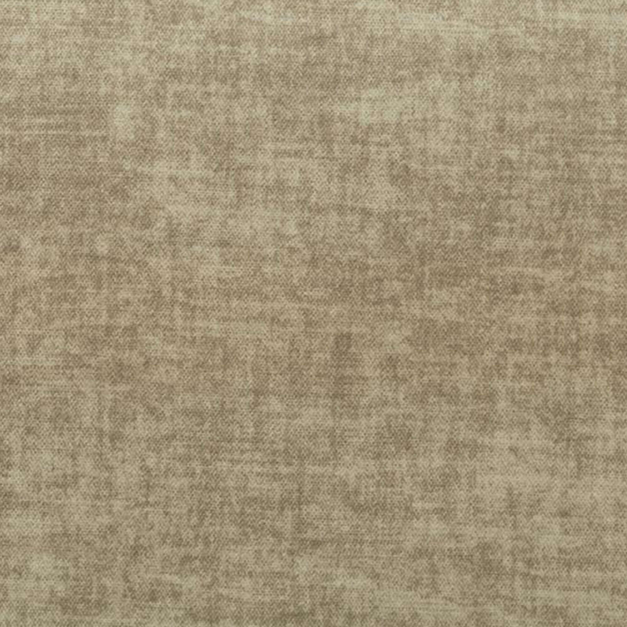 Un primo piano di T35 SOFIA di Divani.Store mostra un morbido nuvolato velluto beige con una sottile trama screziata. Il suo aspetto vintage è caratterizzato da aree chiare e scure irregolari, è privo di disegni, smacchiabile, impermeabile e facile da pulire.