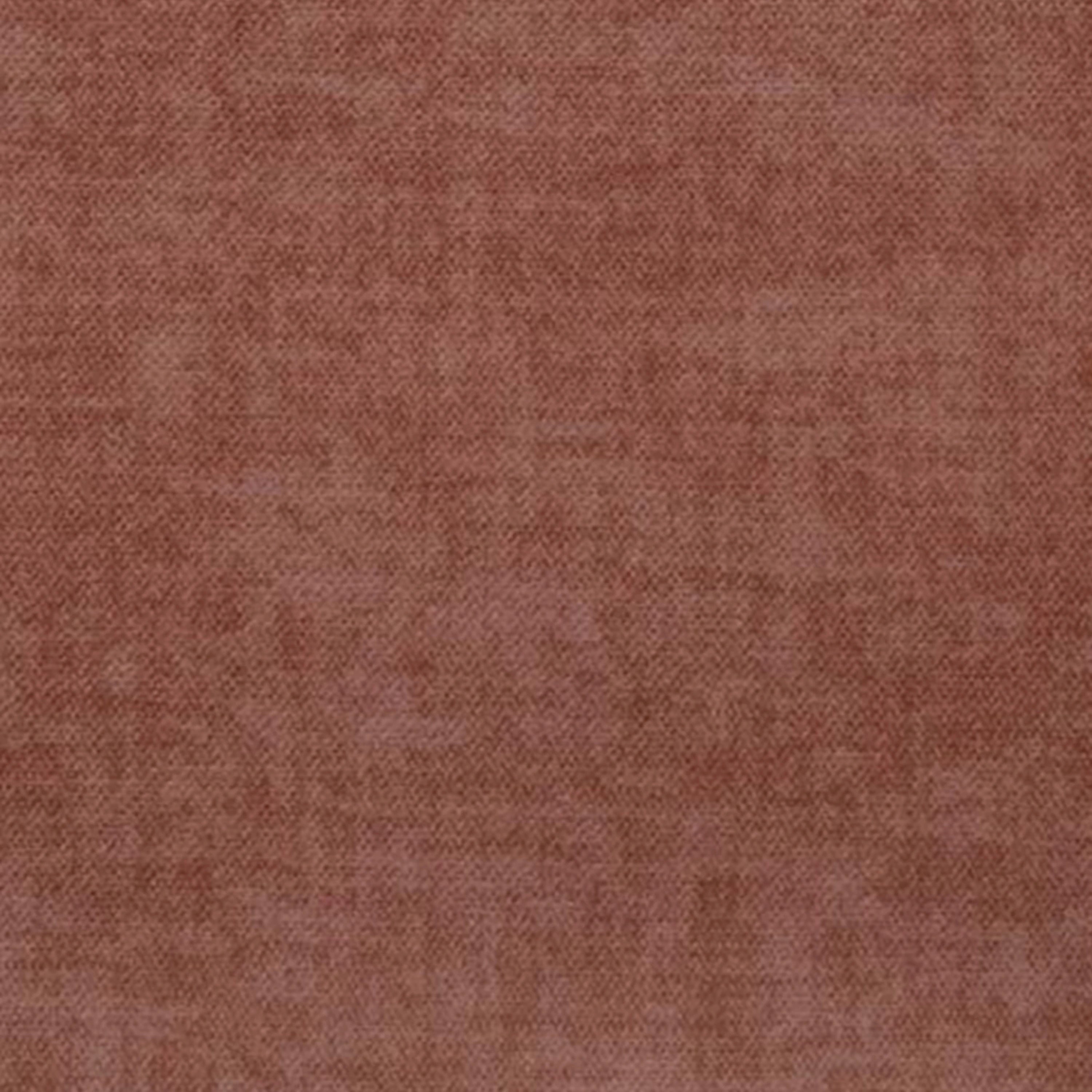 Un primo piano del cuscino Sofia di Divani.Store mostra il suo morbido tessuto di velluto sfumato in terracotta. Il materiale Easy Clean T35 è resistente alle macchie, impermeabile e presenta una sottile trama intrecciata per un aspetto accogliente.