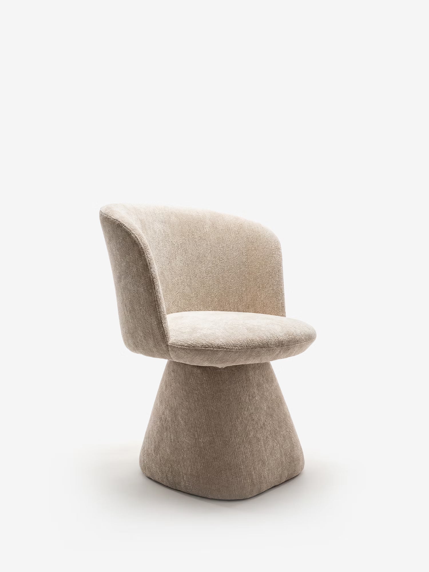 La sedia moderna imbottita Talia di Divani.Store presenta uno schienale ampio e ricurvo e una seduta spessa in morbido tessuto ciniglia beige certificato OEKO-TEX®, con una base scultorea e svasata rivestita che le conferisce un tocco contemporaneo.