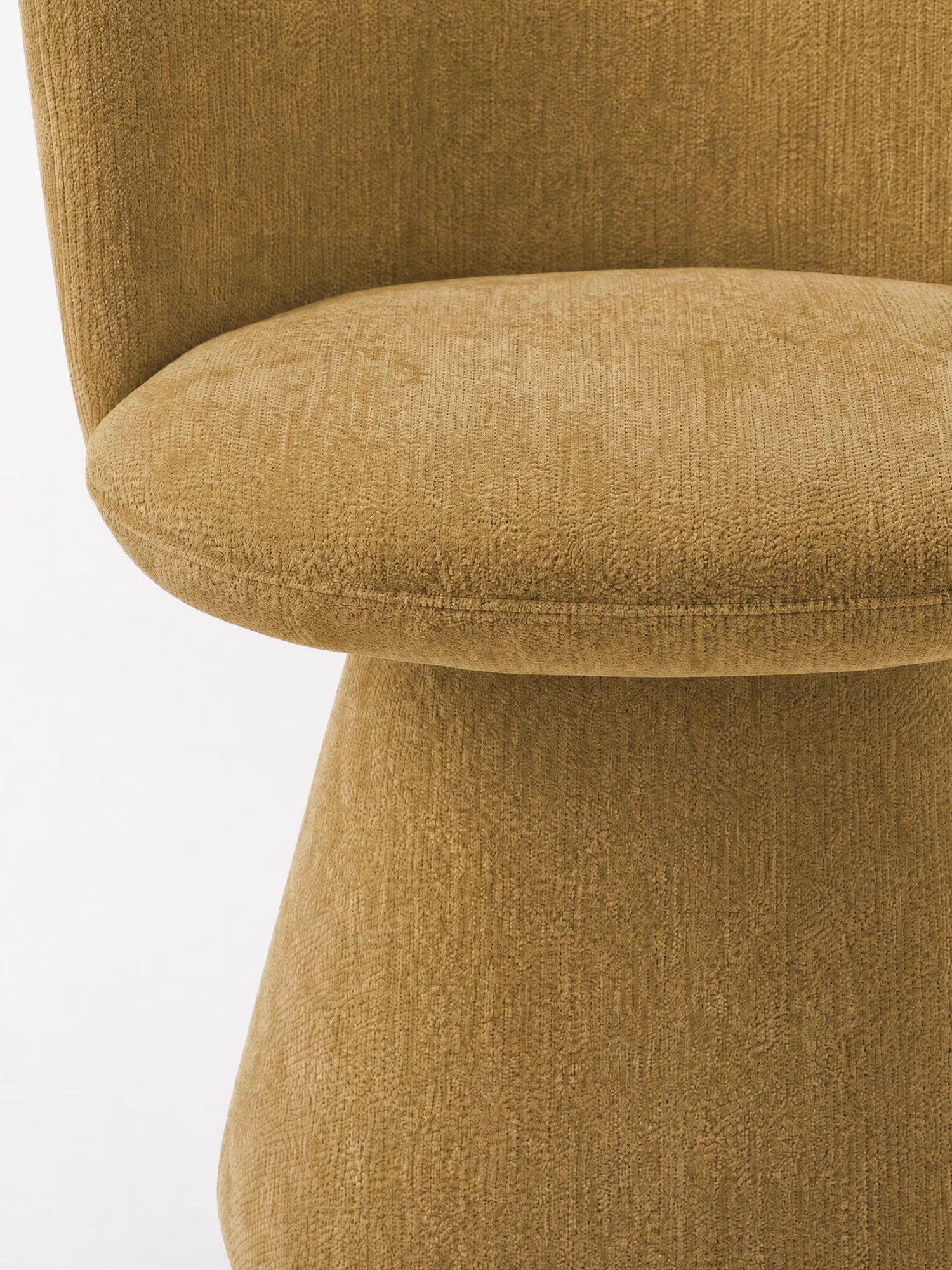 Primo piano della sedia moderna Talia di Divani.Store, rivestita in ciniglia color marrone dorato certificata OEKO-TEX®. La seduta arrotondata, lo schienale curvo e la base affusolata sono tutti rivestiti con lo stesso tessuto morbido e testurizzato su uno sfondo a tinta unita.