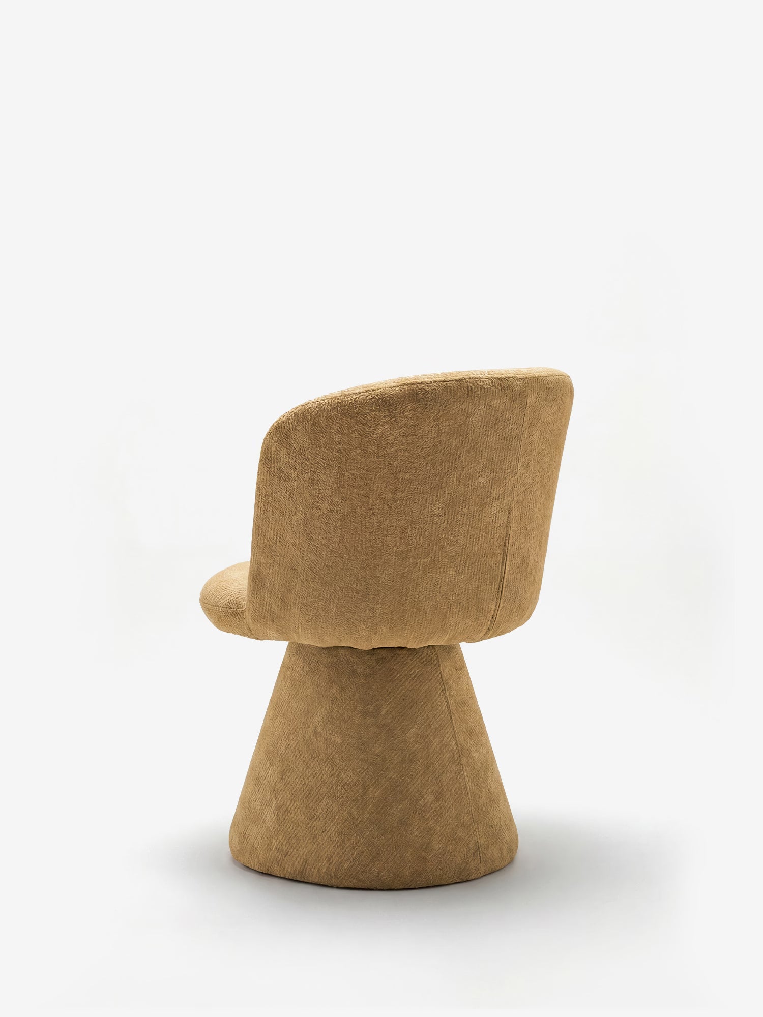 La sedia moderna imbottita Talia di Divani.Store presenta uno schienale e una seduta arrotondati, rivestiti in morbida ciniglia certificata OEKO-TEX® dalla trama delicata, che si incurvano dolcemente verso un’ampia base conica, raffigurata al centro di uno sfondo bianco a tinta unita.