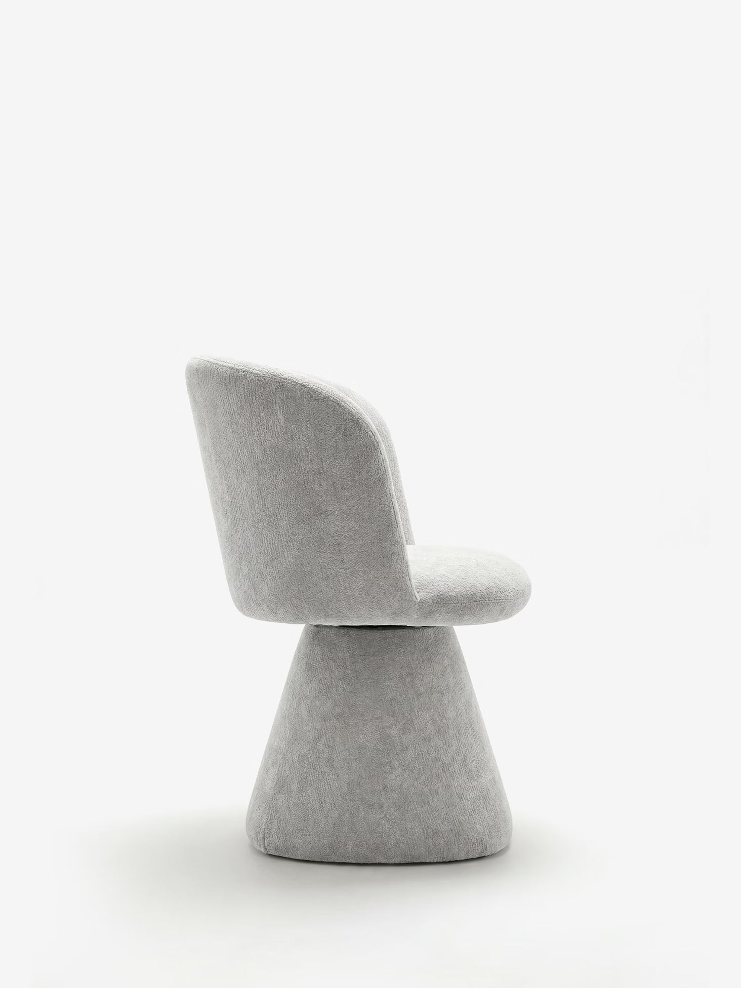 La sedia moderna Talia di Divani.Store è caratterizzata da un morbido tessuto in ciniglia OEKO-TEX® color grigio chiaro e da una base imbottita a forma di cono. Lo schienale arrotondato e il design minimalista risaltano sullo sfondo bianco uniforme.