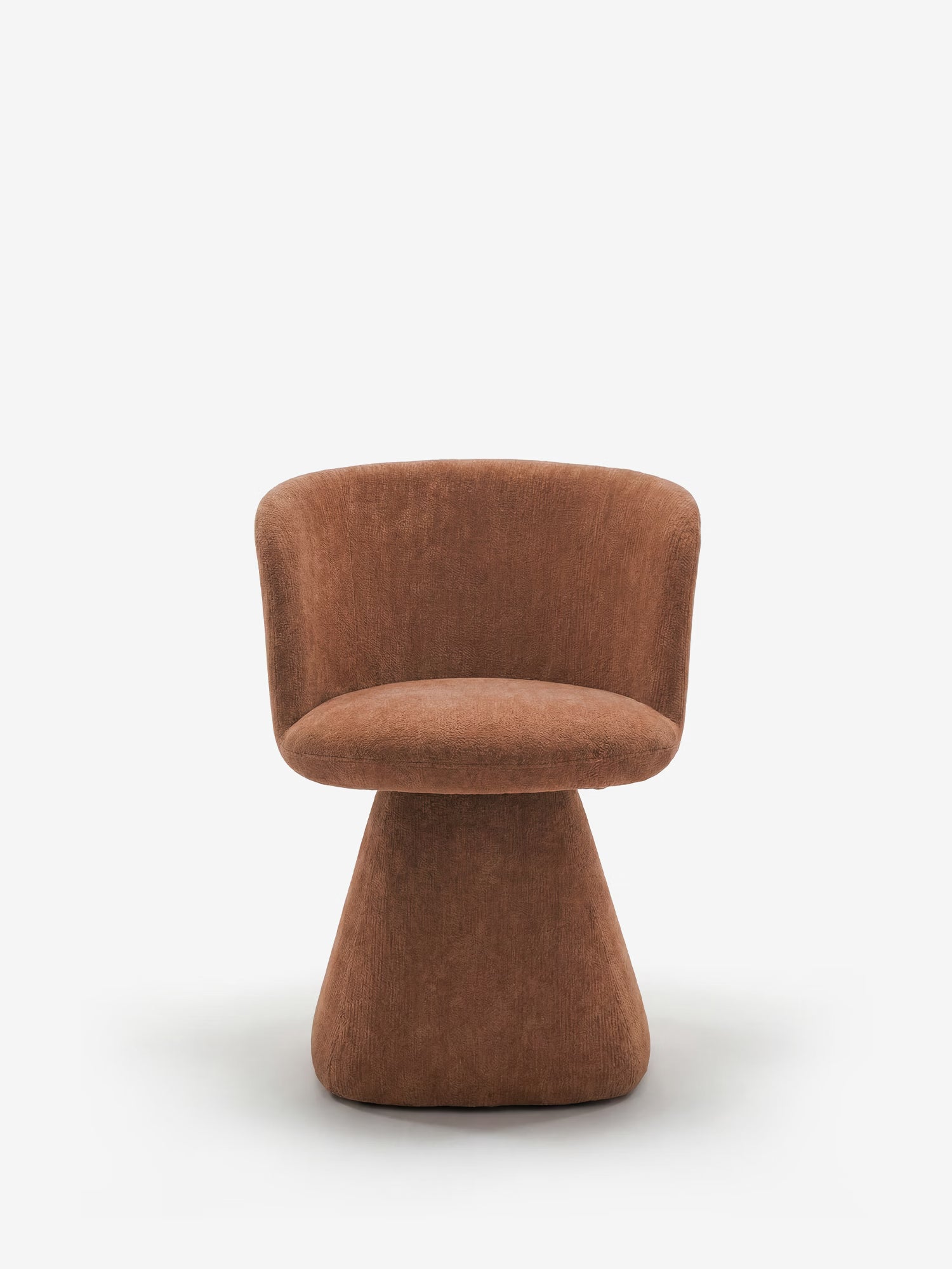 La sedia moderna Talia di Divani.Store presenta schienale e seduta curvi, rivestiti in morbido tessuto chenille OEKO-TEX® color marrone, con una base arrotondata a forma di cono e un design minimalista senza cuciture, raffigurata su uno sfondo bianco a tinta unita.
