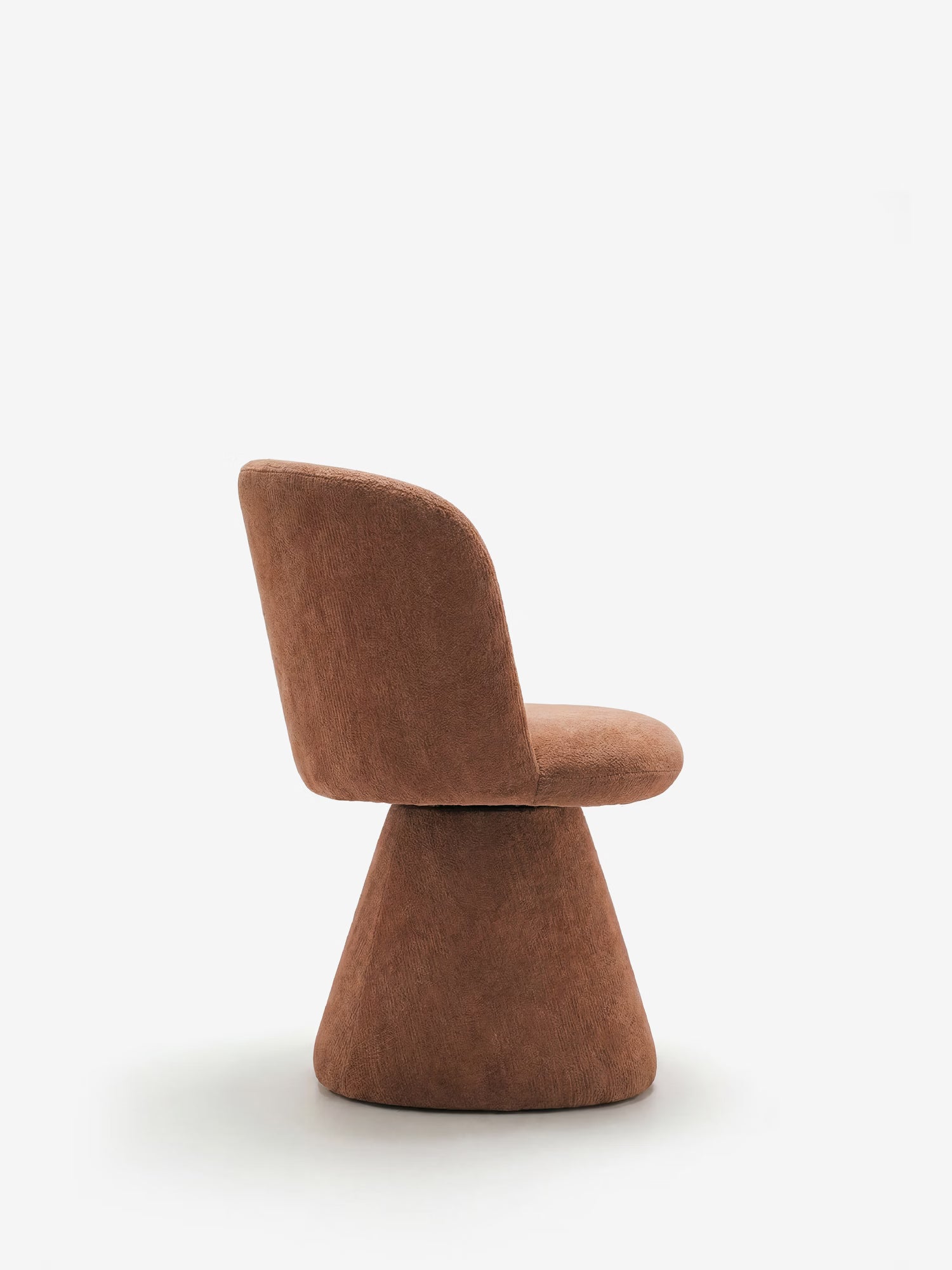La sedia moderna imbottita Talia di Divani.Store, realizzata in morbida ciniglia marrone certificata OEKO-TEX®, presenta schienale e seduta arrotondati e un’ampia base imbottita di forma conica. Immagine di profilo su sfondo bianco.