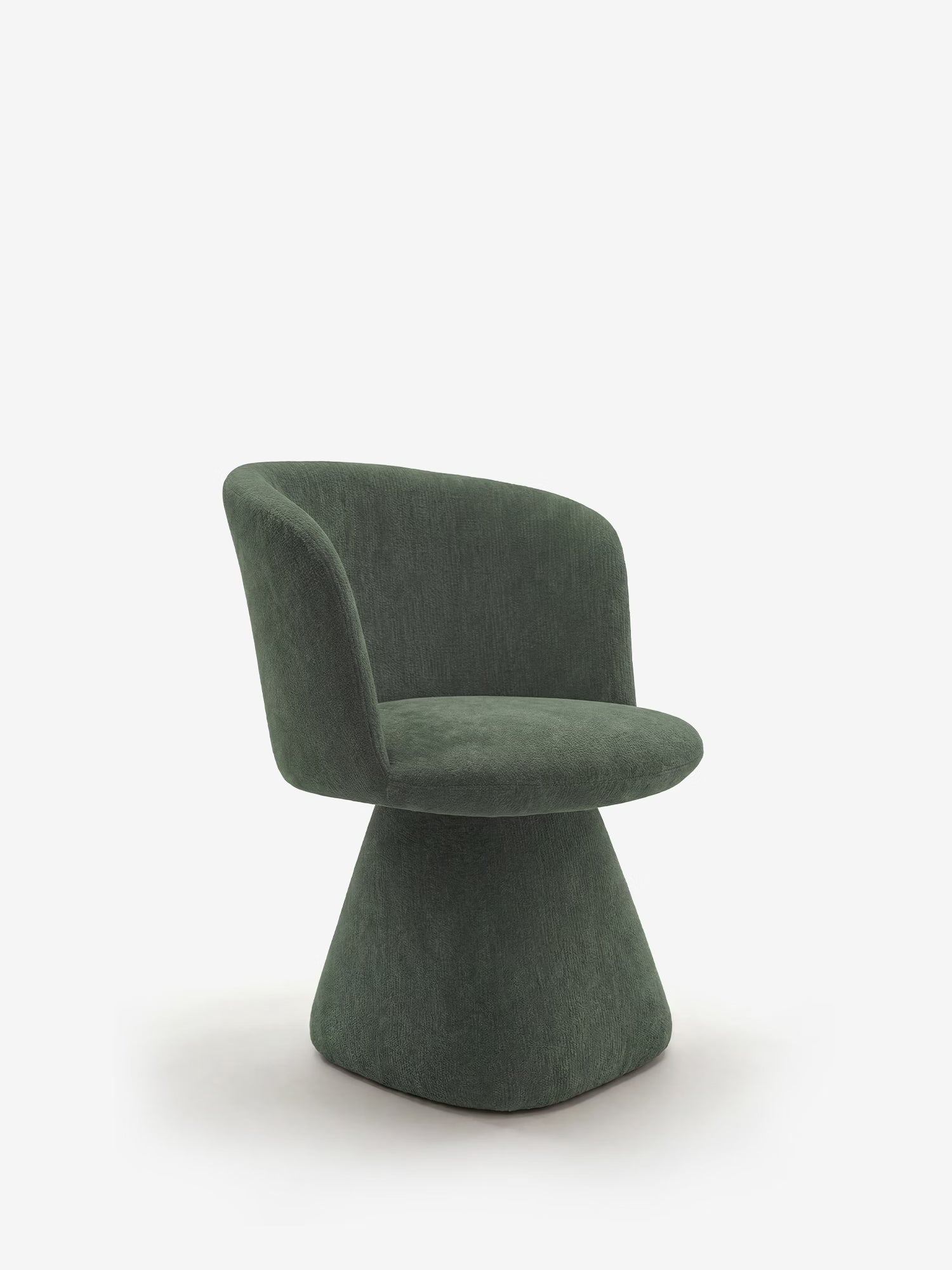 La sedia moderna Talia di Divani.Store presenta un rivestimento in ciniglia verde scuro certificato OEKO-TEX®, uno schienale e una seduta curvi e un’ampia base conica che le conferiscono un aspetto scultoreo e minimalista.