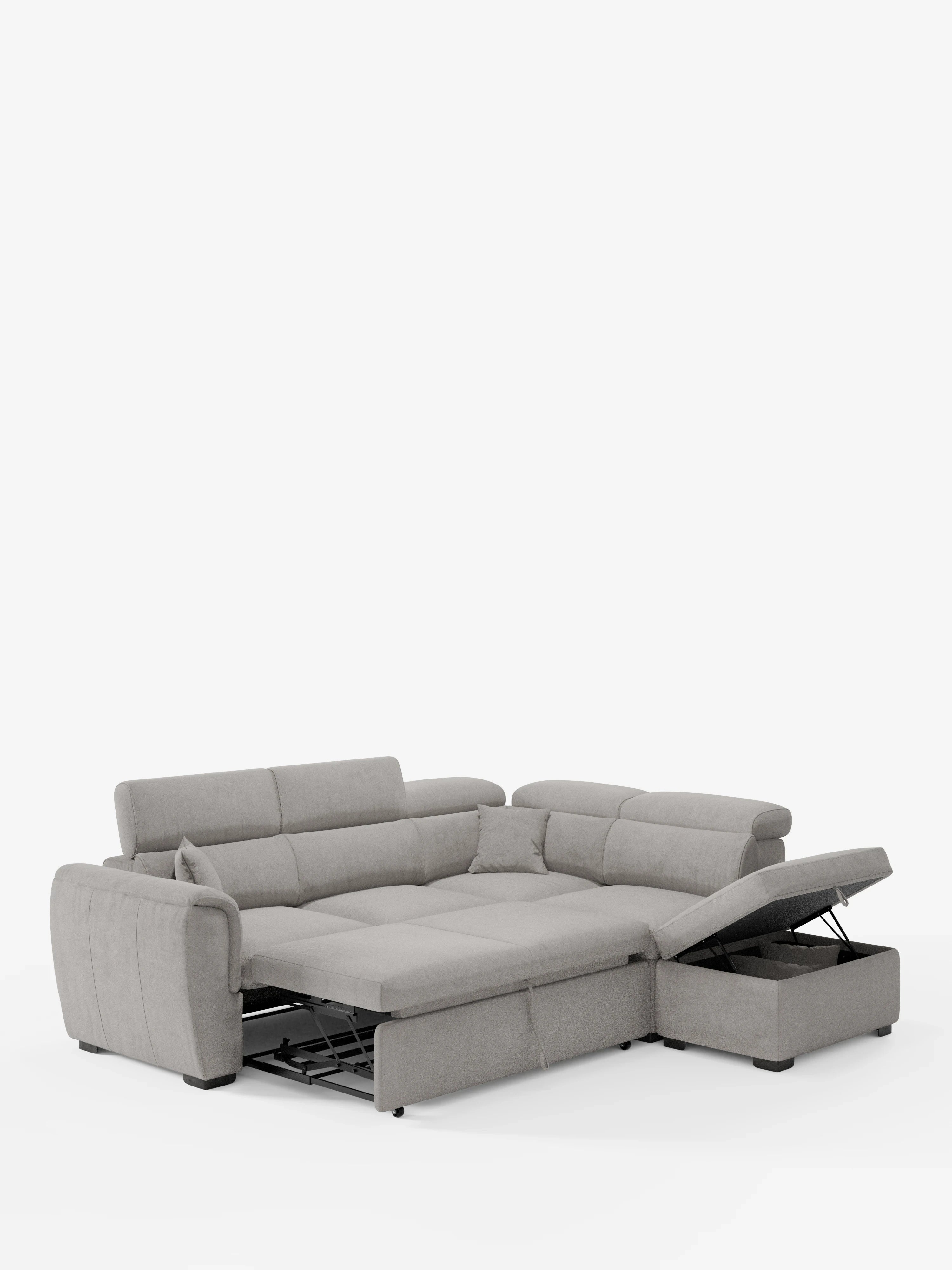Un divano angolare reversibile Titano di colore grigio chiaro di Divani.Store, dotato di poggiatesta reclinabili in tessuto smacchiabile certificato Oeko-Tex®, è raffigurato parzialmente aperto come letto. La sezione a destra mostra un pouf contenitore aperto e una seduta rialzata, che sottolineano la praticità di questo divano componibile con estraibile. Lo sfondo è bianco a tinta unita.
