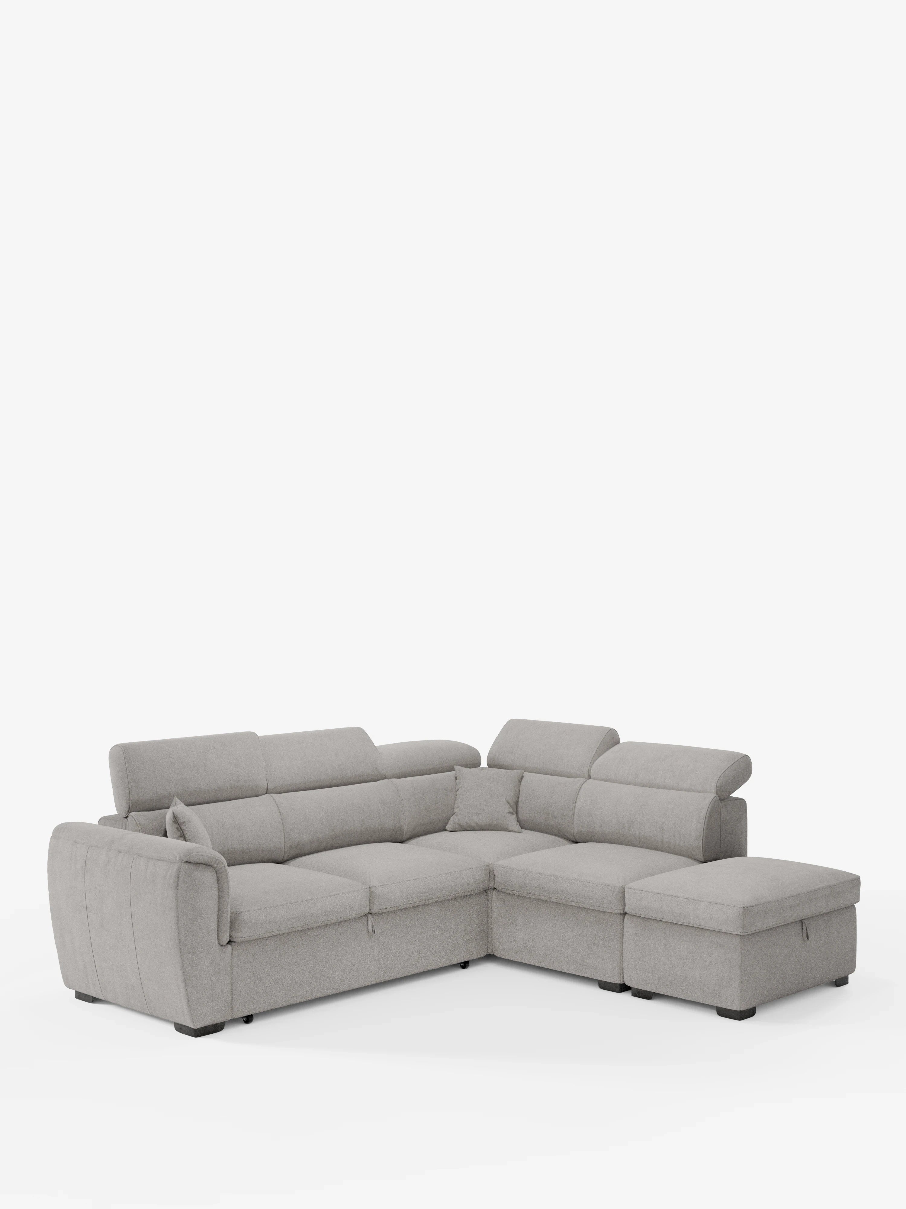 Il divano angolare reversibile con estraibile e pouf contenitore Titano di Divani.Store è un moderno divano componibile a L rivestito in grigio chiaro, dotato di poggiatesta regolabili e ampi braccioli. Poggia su piccole gambe nere e offre una seduta morbida e imbottita, con una chaise longue sul lato destro e un pouf contenitore incluso. Il divano è realizzato in tessuto Oeko-Tex® resistente alle macchie ed è presentato su uno sfondo bianco a tinta unita.