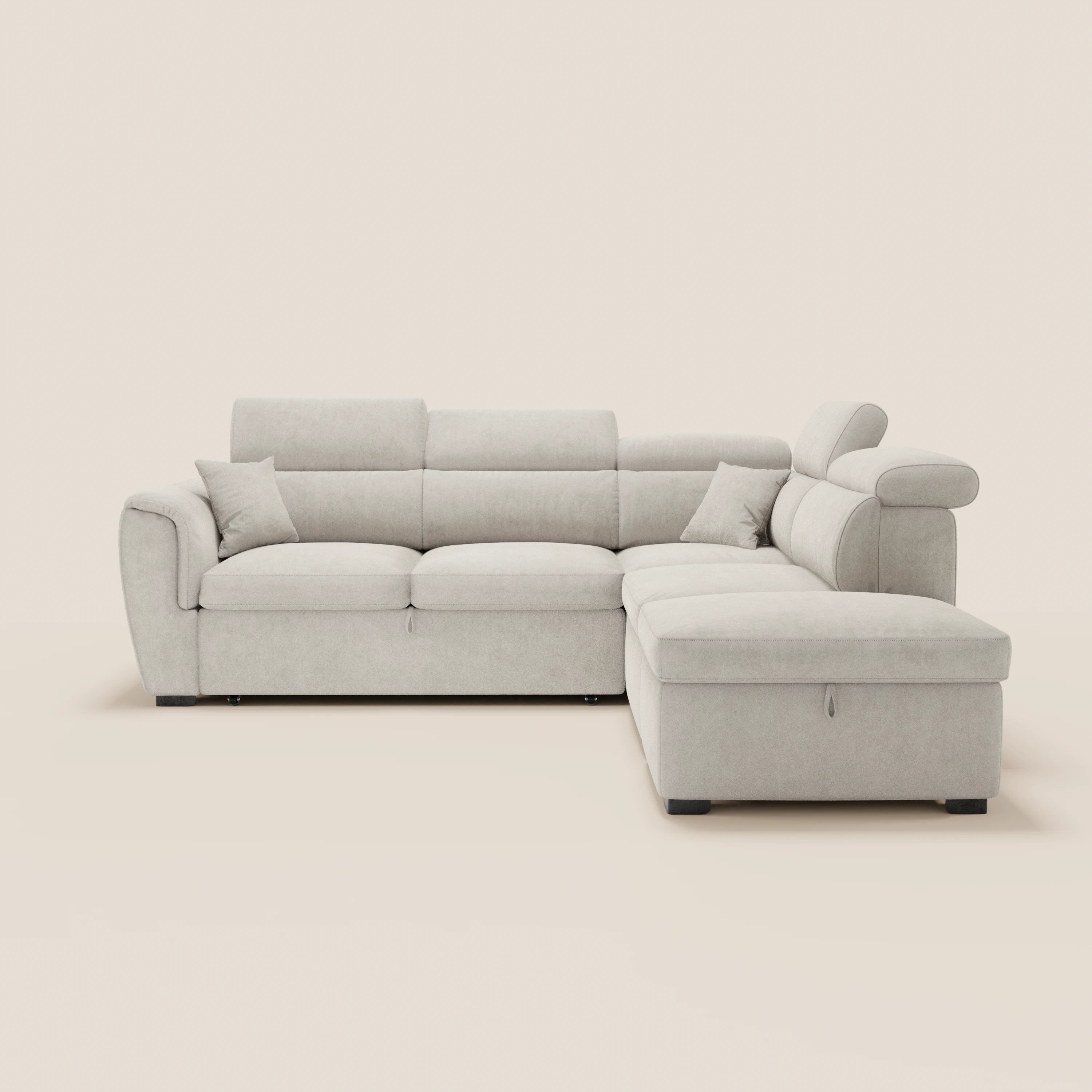 Il divano angolare reversibile Titano di Divani.Store è dotato di poggiatesta reclinabili, una sezione estraibile, un pouf con vano contenitore e due cuscini decorativi. Rivestito in tessuto Smacchiabile Oeko-Tex® beige chiaro, poggia su piedini corti di colore scuro che gli conferiscono un look minimalista.