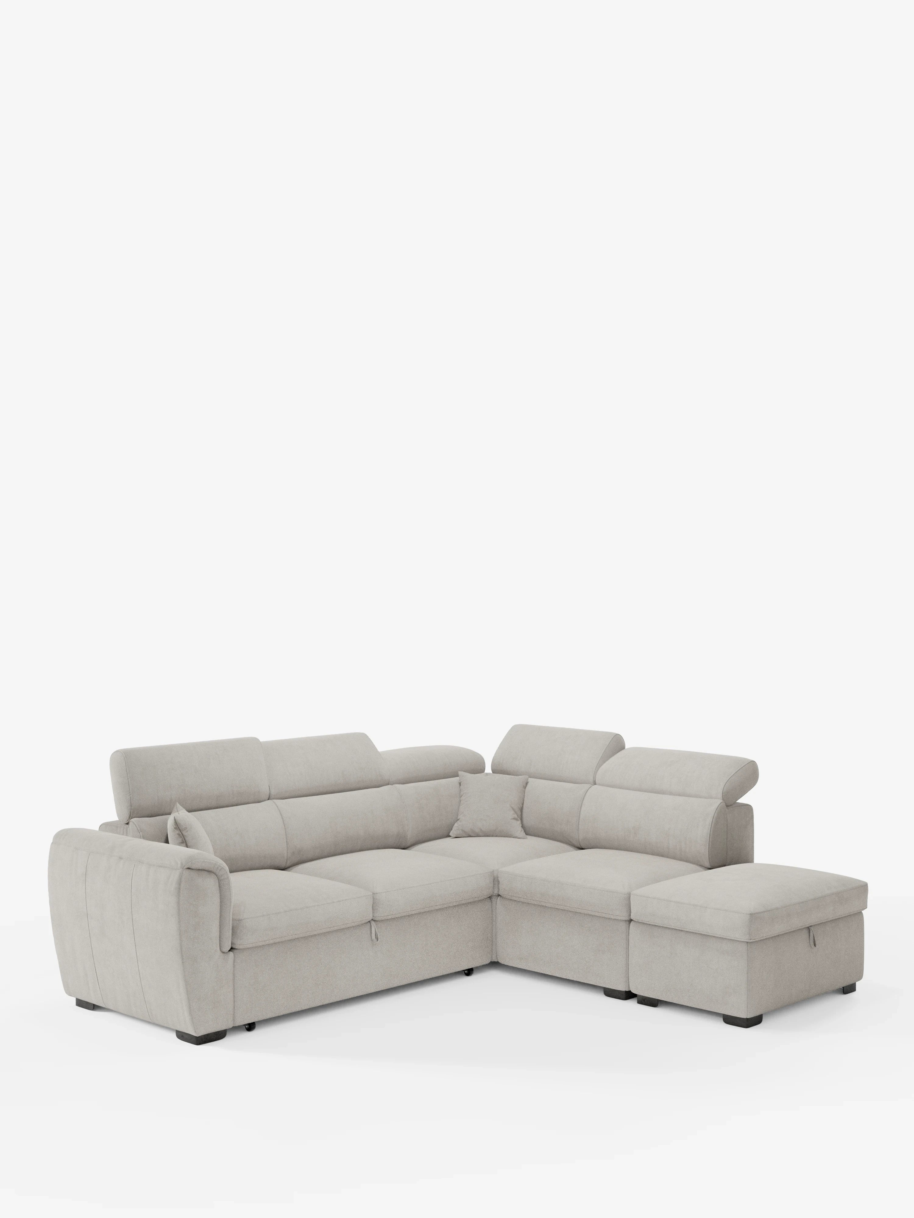 Un divano angolare reversibile Titano, rivestito in grigio chiaro, con seduta estraibile e pouf contenitore di Divani.Store, è posizionato su uno sfondo bianco a tinta unita. Questo moderno divano componibile è dotato di morbidi cuscini, poggiatesta reclinabili in tessuto smacchiabile certificato Oeko-Tex®, una chaise longue integrata, schienali trapuntati e piedini neri bassi che ne garantiscono comfort e versatilità.