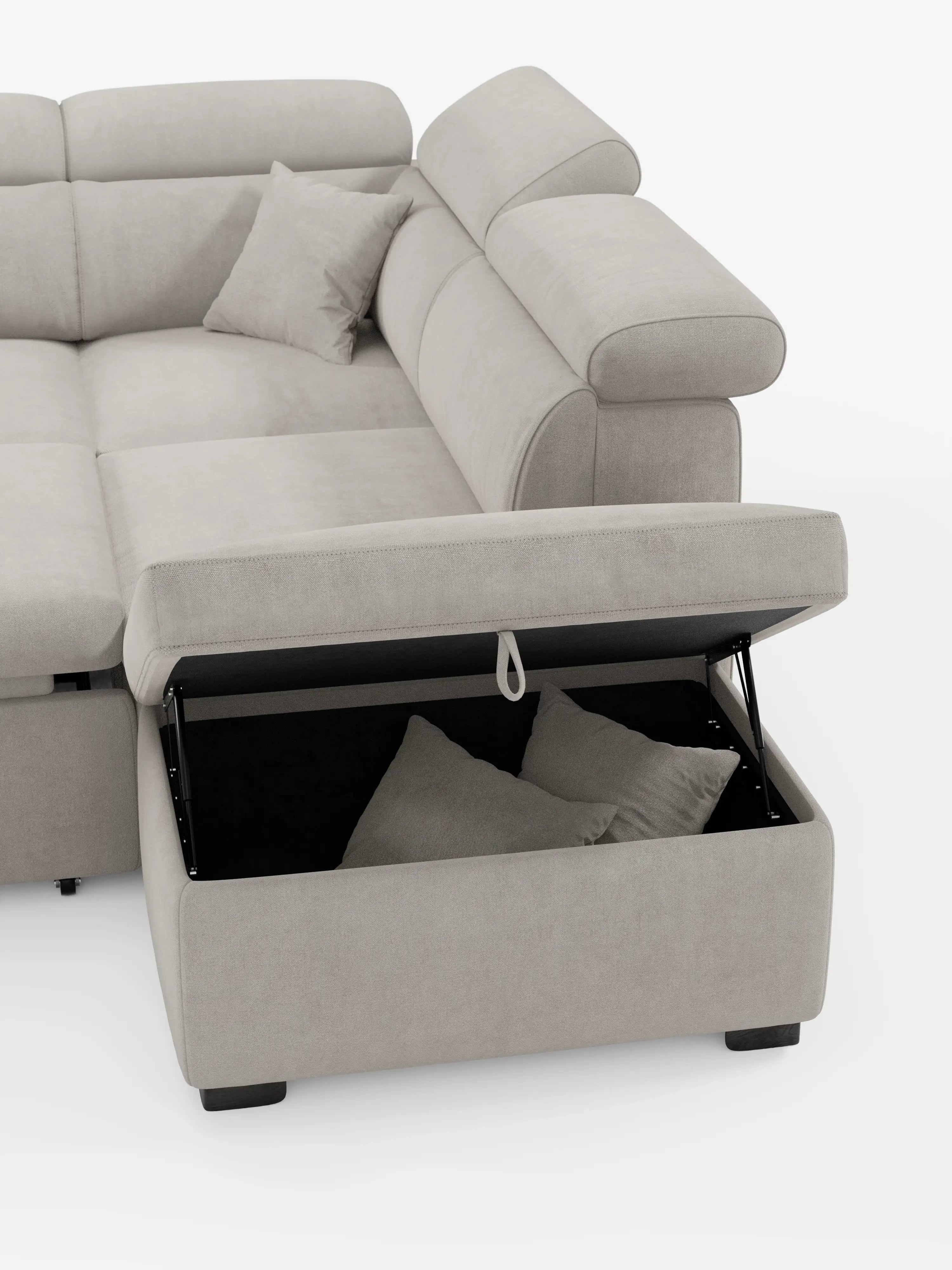 Il divano angolare reversibile con letto estraibile e pouf contenitore Titano di Divani.Store è qui presentato in un tessuto grigio chiaro, smacchiabile e certificato Oeko-Tex®. Il suo design moderno e raffinato include ampi braccioli che garantiscono maggiore comfort e stile, oltre a poggiatesta reclinabili. La chaise longue con contenitore si solleva per rivelare uno spazio che ospita due cuscini decorativi abbinati, mentre altri due cuscini poggiano sulla sezione estesa del divano.