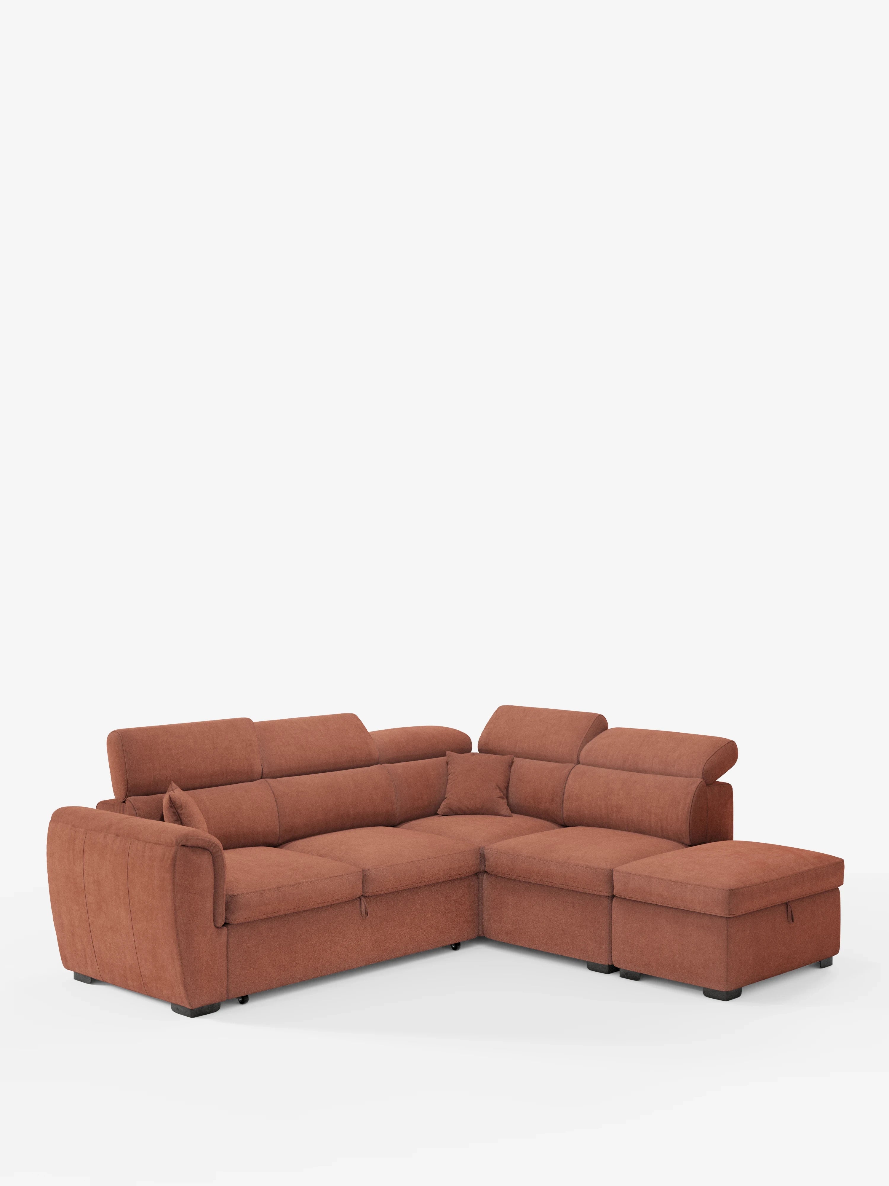 Un divano angolare reversibile Titano in stile contemporaneo di Divani.Store, rivestito in tessuto Oeko-Tex® resistente alle macchie color ruggine, caratterizzato da morbidi cuscini, poggiatesta reclinabili e una chaise longue abbinata sul lato destro. Questo divano componibile è caratterizzato da uno schienale basso, ampi braccioli, gambe corte nere, una sezione di seduta estensibile e include un pouf contenitore, il tutto su uno sfondo bianco a tinta unita.