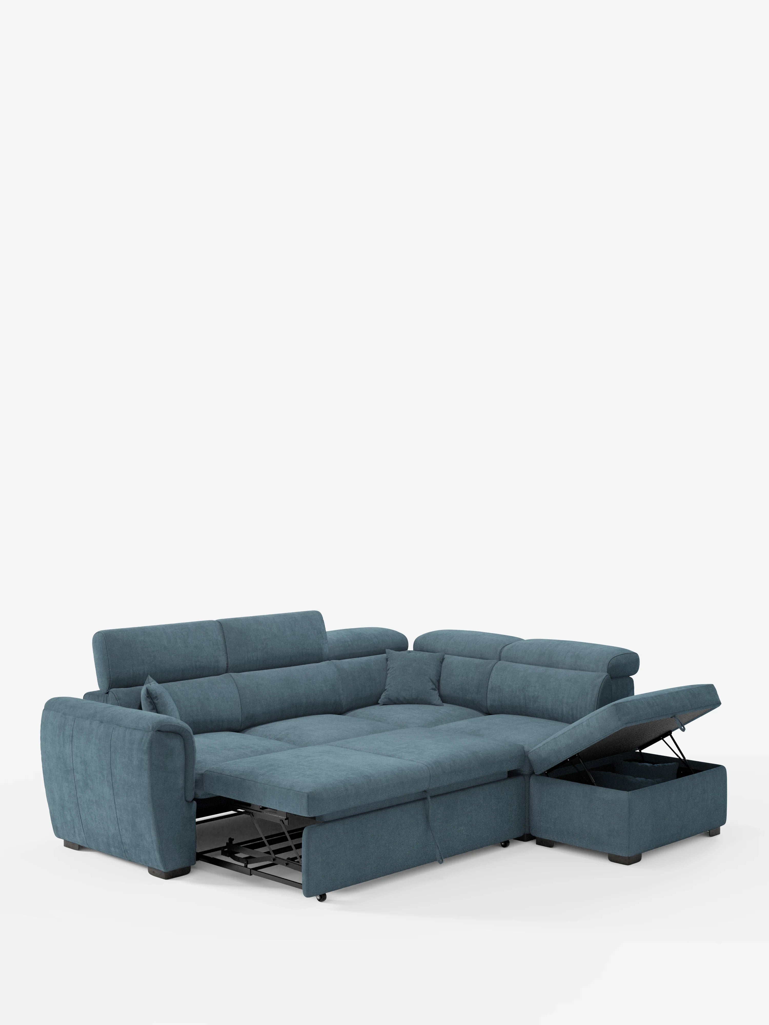 Un divano angolare reversibile contemporaneo della linea Titano con letto estraibile e pouf contenitore di Divani.Store, rivestito in tessuto antimacchia Oeko-Tex® in una moderna tonalità di blu-verde acqua. Il divano componibile è dotato di poggiatesta reclinabili, un letto estraibile parzialmente esteso e una chaise longue orientata a destra con il coperchio sollevato per mostrare il vano contenitore integrato. Il divano poggia su corte gambe nere ed è posizionato su uno sfondo bianco a tinta unita.