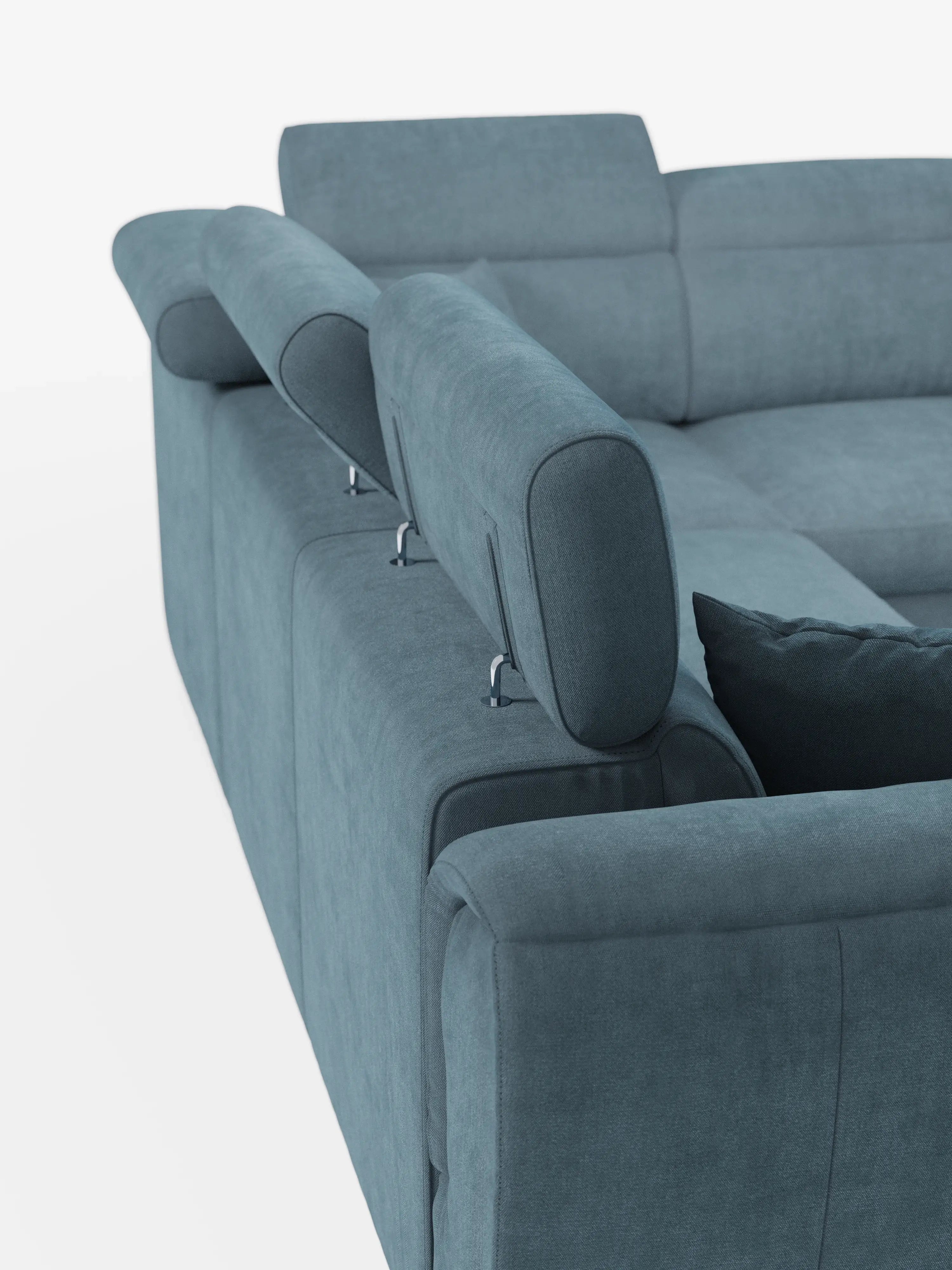 Un divano angolare reversibile contemporaneo della linea Titano con contenitore estraibile e pouf, realizzato da Divani.Store, qui presentato in tessuto color verde acqua Smacchiabile Oeko-Tex®, è dotato di poggiatesta regolabili a diverse altezze. L’immagine mette in risalto l’angolo posteriore con eleganti supporti in metallo e un cuscino decorativo coordinato su uno sfondo bianco. Questo versatile divano modulare coniuga perfettamente comfort e design moderno per qualsiasi zona giorno.