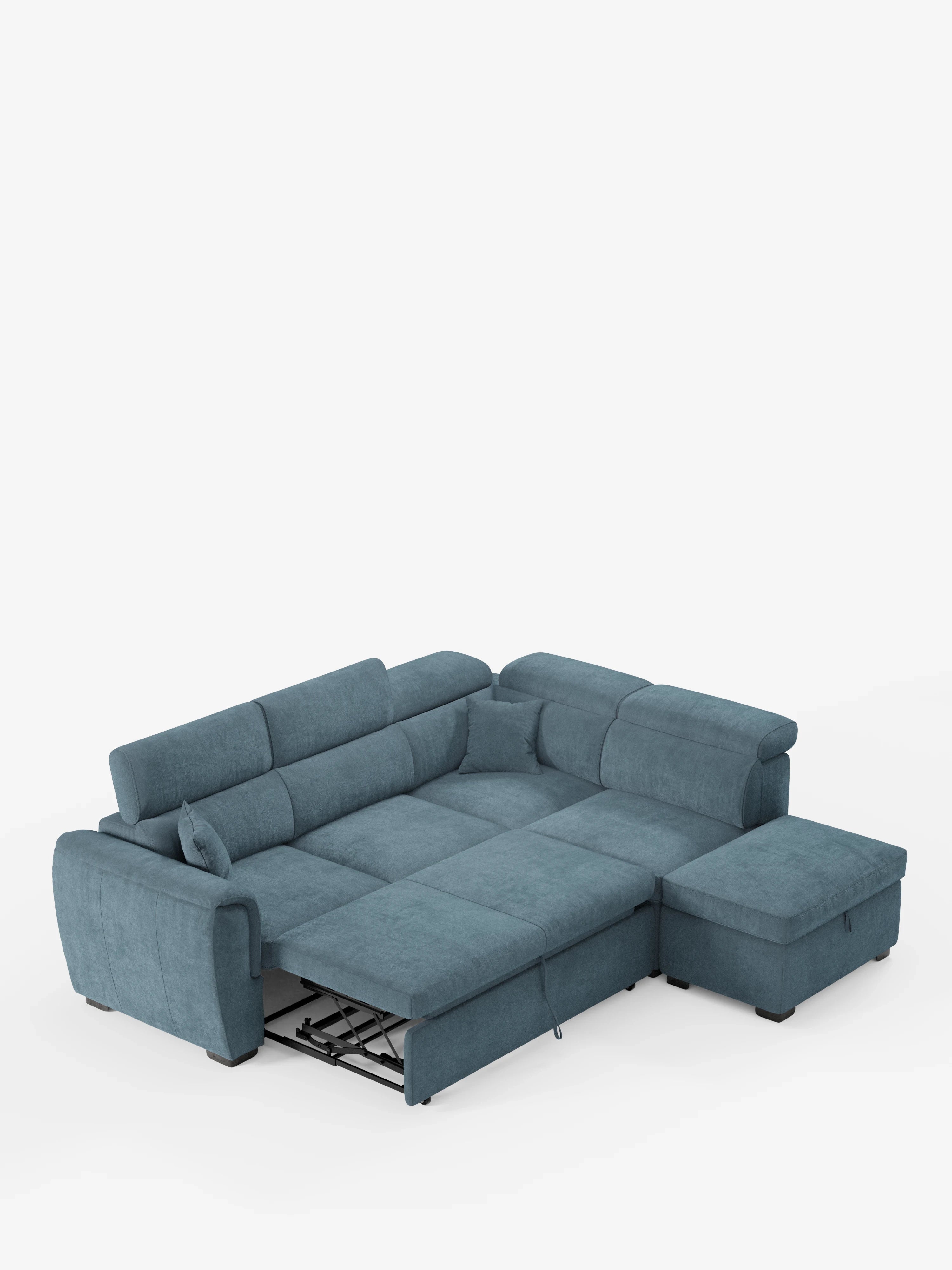 Viene presentato un ampio divano angolare reversibile blu “Titano” di Divani.Store, a forma di L, con il letto estraibile aperto. Questo divano componibile, rivestito in tessuto antimacchia certificato Oeko-Tex®, è dotato di poggiatesta reclinabili, una chaise longue sul lato destro e morbidi cuscini. Un pouf contenitore abbinato accompagna il divano; il tutto è ambientato su uno sfondo bianco a tinta unita, senza altri oggetti visibili.