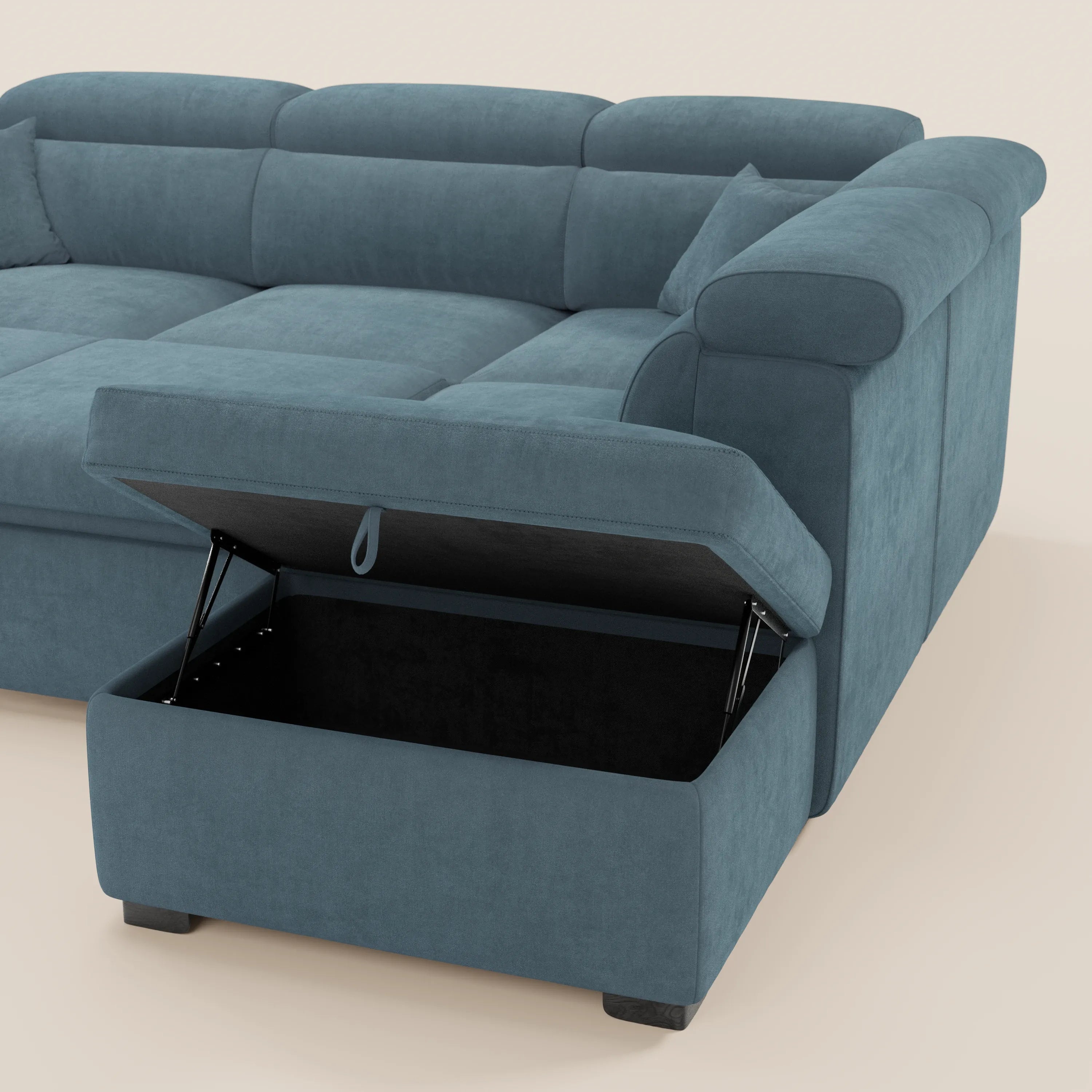 Il divano angolare reversibile Titano di Divani.Store è rivestito in tessuto blu antimacchia certificato Oeko-Tex®, è dotato di chaise longue con vano contenitore foderato in nero, poggiatesta reclinabili, cuscini coordinati e poggiapiedi leggeri. Include letto estraibile e pouf contenitore.