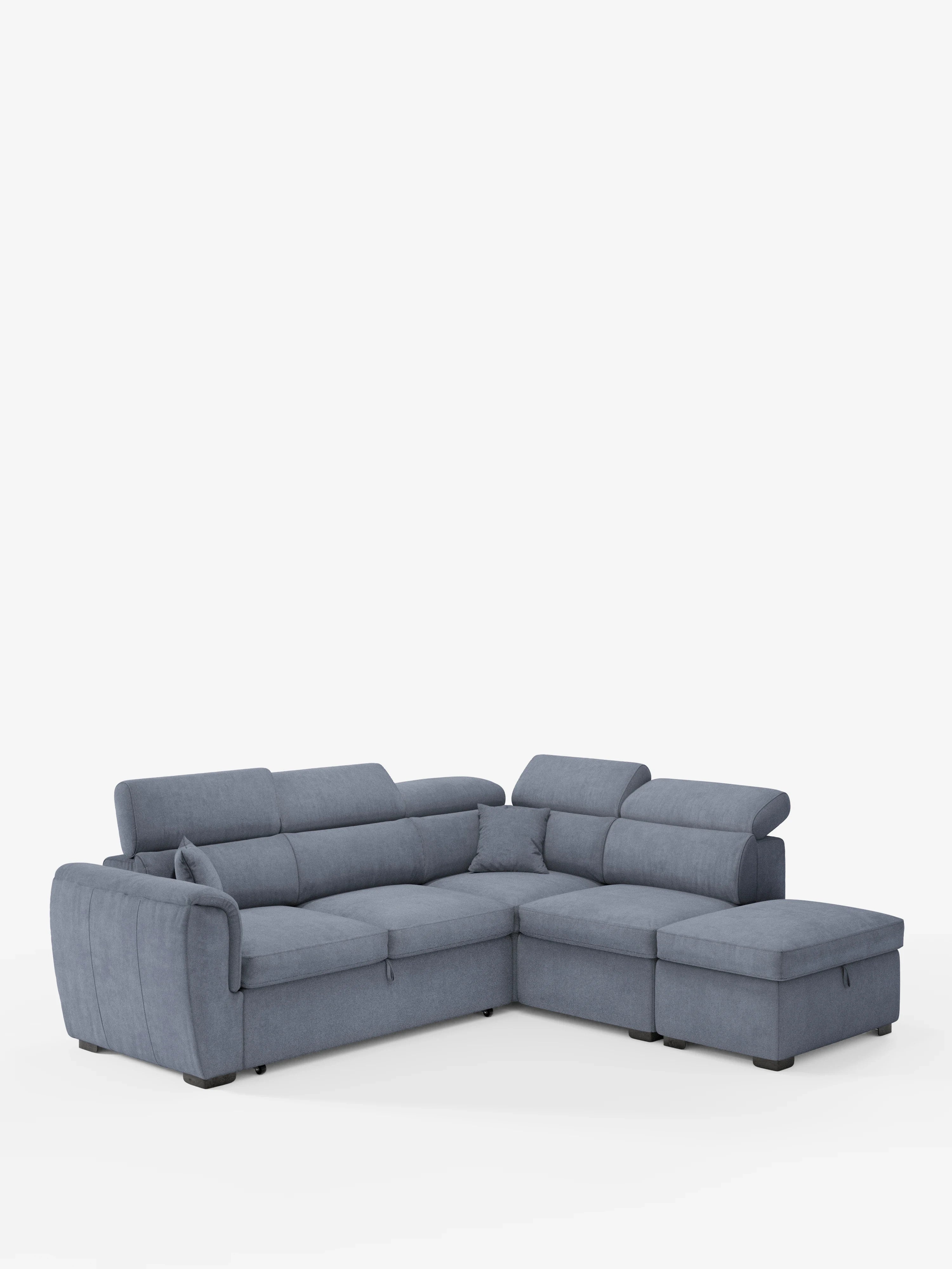 Un moderno divano angolare reversibile Titano con letto estraibile e pouf contenitore di Divani.Store, in tessuto azzurro smacchiabile certificato Oeko-Tex®, è esposto su uno sfondo bianco. Questo divano a L è dotato di morbidi cuscini di seduta e schienale, ampi braccioli, poggiatesta reclinabili e regolabili, una sezione chaise longue sul lato destro e piedini neri bassi.