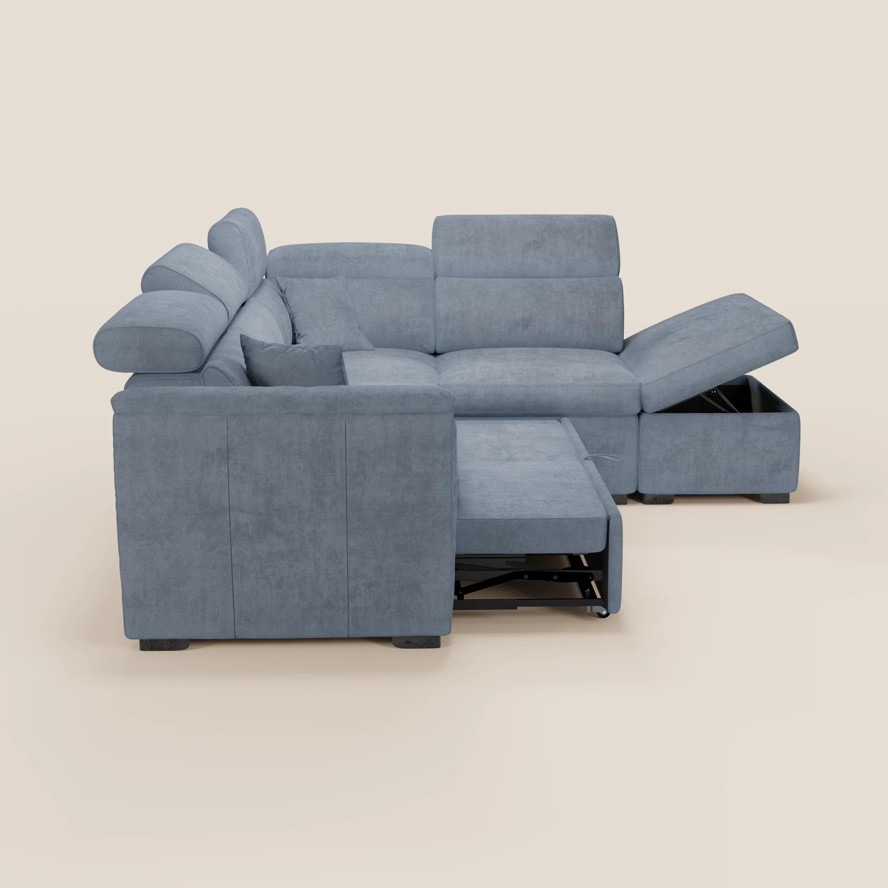 Un moderno divano angolare reversibile Titano di Divani.Store in grigio chiaro, dotato di una chaise longue sul lato destro con seduta ribaltabile per riporre oggetti e di un pouf estraibile centrale. Il divano è rivestito in morbido tessuto antimacchia certificato Oeko-Tex® con poggiatesta regolabili, su uno sfondo bianco sporco a tinta unita.