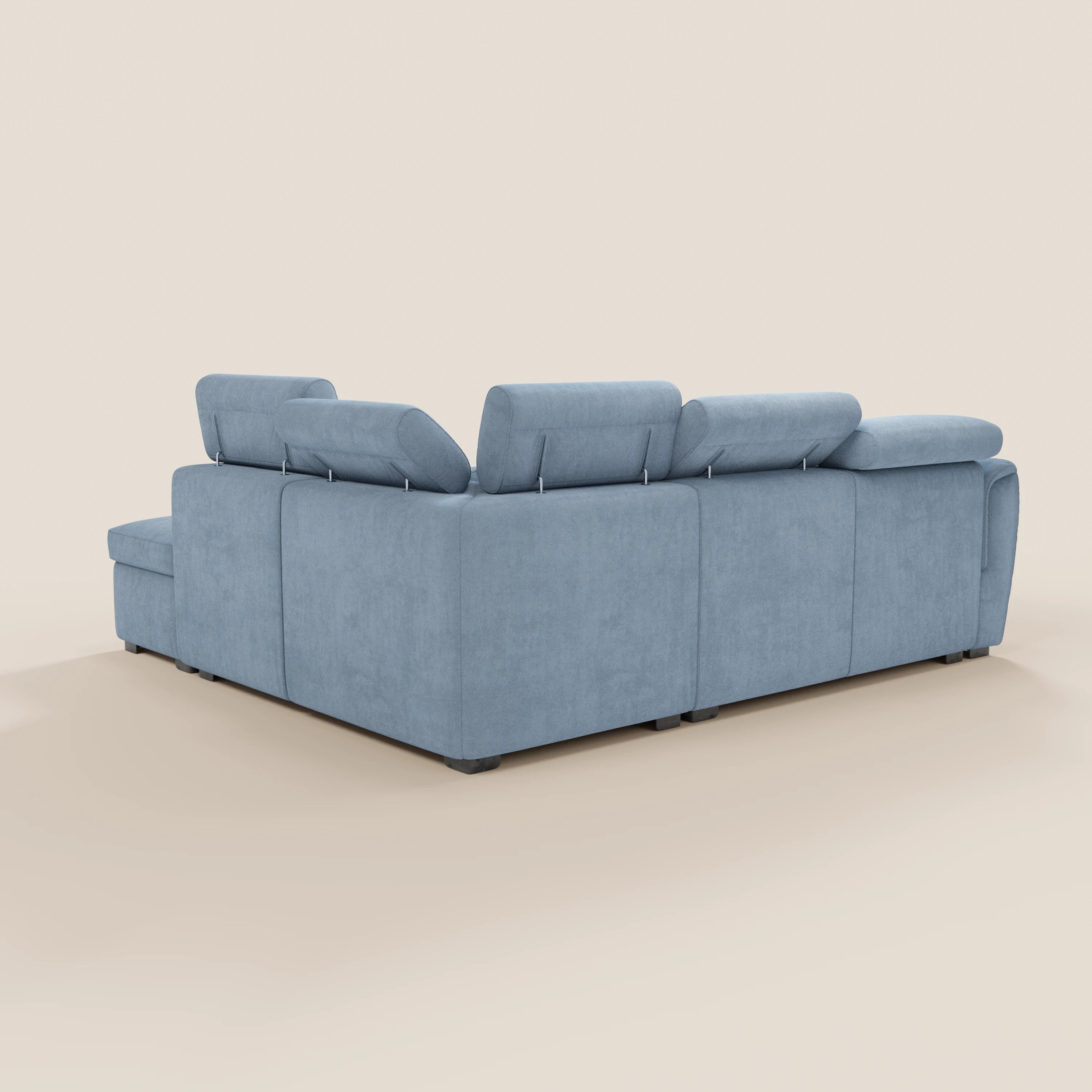 Il divano angolare reversibile Titano di Divani.Store, in tessuto Smacchiabile Oeko-Tex®, è dotato di poggiatesta reclinabili, sedute estraibili e pouf contenitore. Immagini laterali e posteriori su sfondo beige chiaro; design moderno con linee pulite e cuscini spessi.