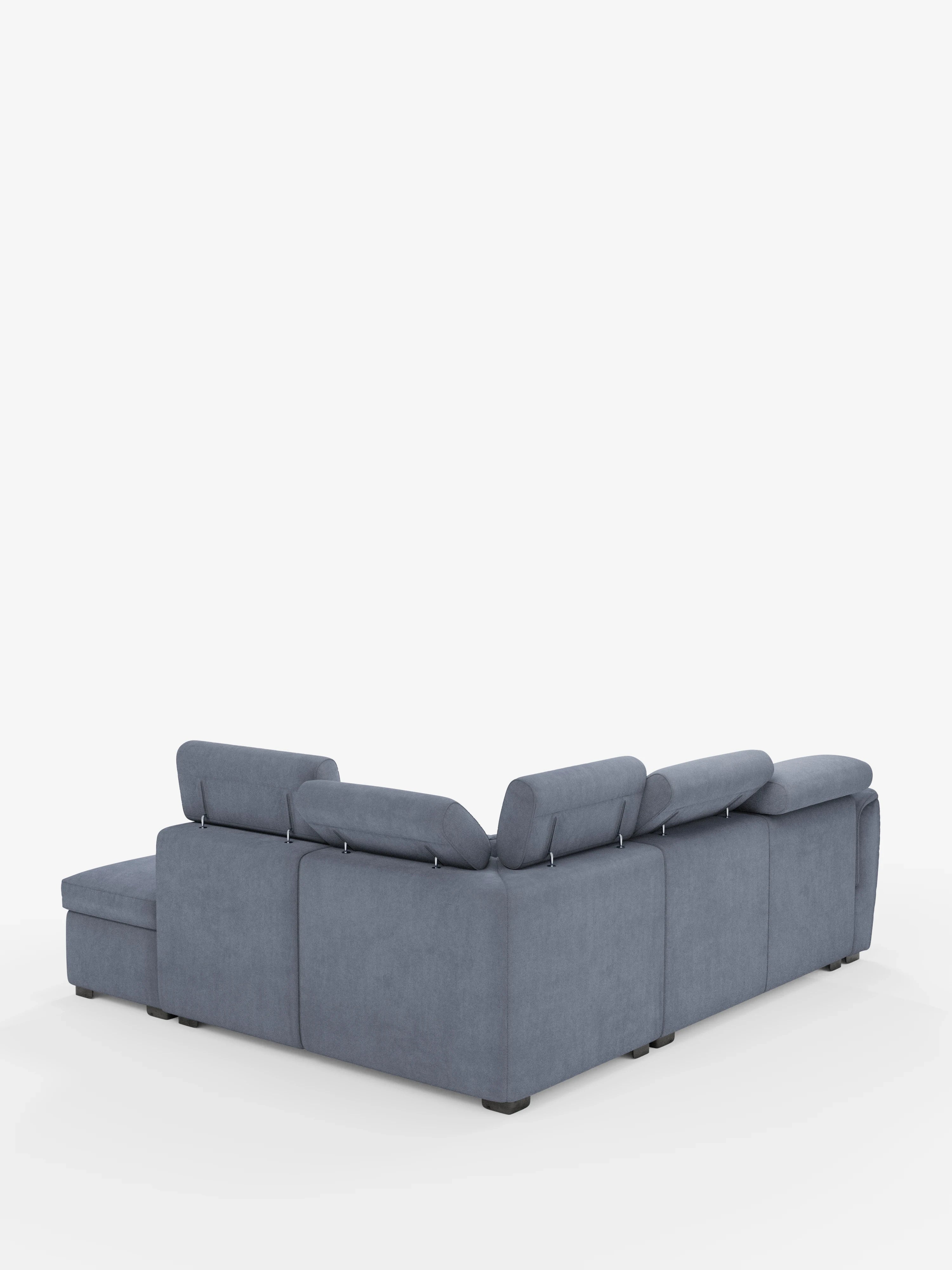 Un grande divano angolare reversibile Titano con letto estraibile e pouf contenitore di Divani.Store, rivestito in tessuto Oeko-Tex® easy-clean grigio-blu con poggiatesta regolabili, è raffigurato su uno sfondo bianco a tinta unita. L'immagine è ripresa da dietro in angolazione, mettendo in risalto il profilo posteriore e quello laterale del divano.