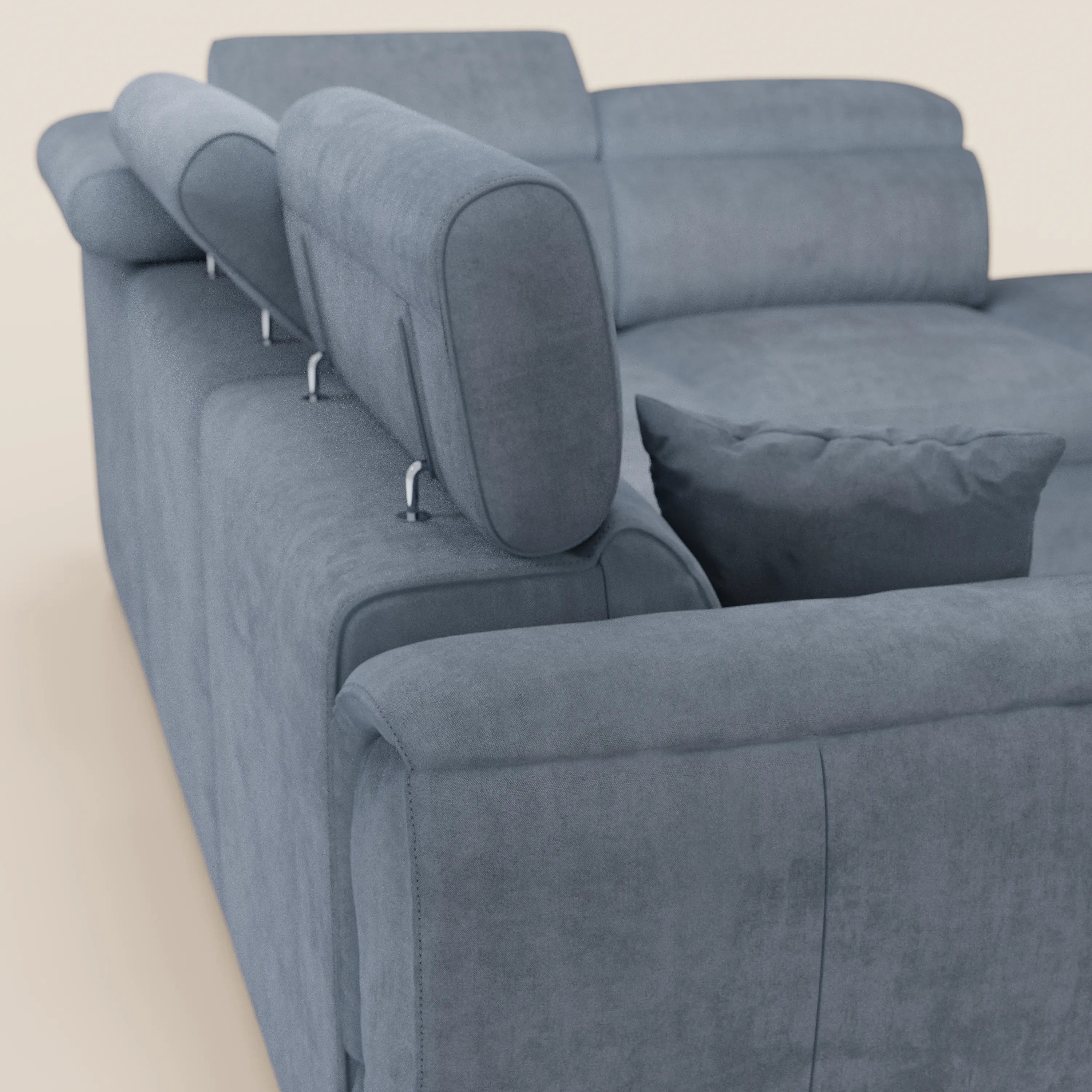 Un primo piano del divano angolare reversibile con contenitore estraibile e pouf "Titano" di Divani.Store, caratterizzato da un morbido tessuto grigio Oeko-Tex® smacchiabile, poggiatesta regolabili e un cuscino singolo abbinato. La morbida trama e il design contemporaneo di questo elegante divano componibile con poggiatesta reclinabili risaltano su uno sfondo neutro.