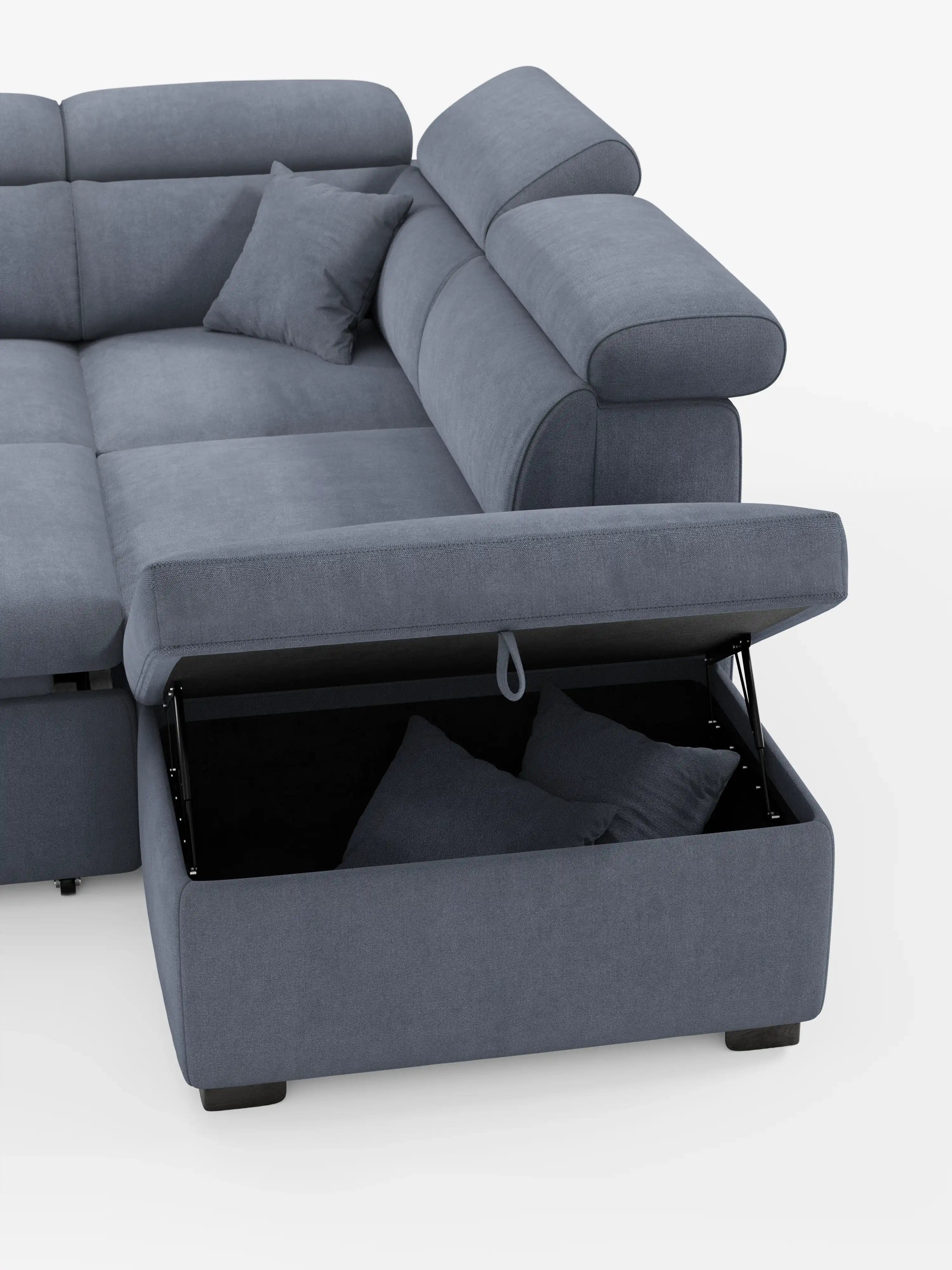 Il divano angolare reversibile con letto estraibile e pouf contenitore Titano di Divani.Store è presentato nella versione grigia, con poggiatesta reclinabili rivestiti in morbido tessuto antimacchia certificato Oeko-Tex®. Una delle sezioni si solleva per rivelare un vano contenitore integrato che ospita i cuscini, mentre il divano modulare è posizionato su uno sfondo bianco che ne esalta il design contemporaneo e la versatilità.